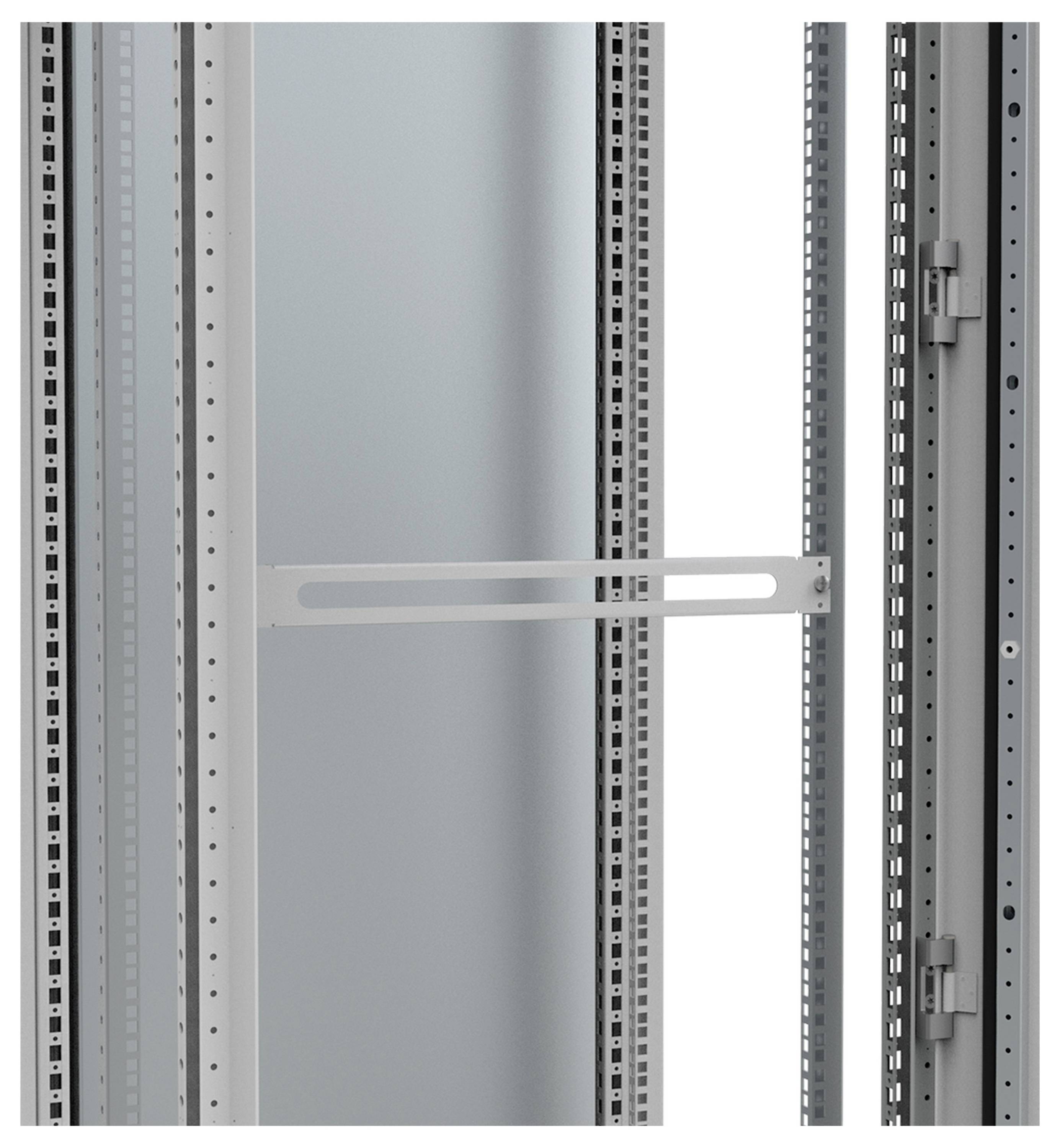 Metallschiene in einem offenen Server-Rack, bereit zur Kabelbefestigung. Struktur aus silbernen Streben mit Lochmuster sichtbar.