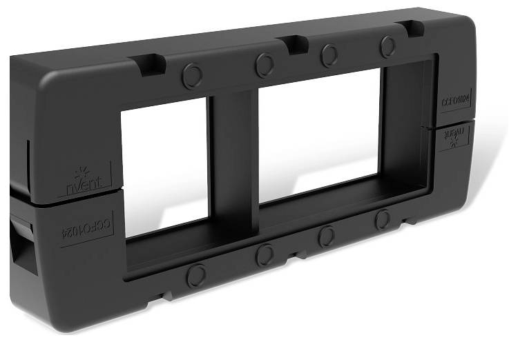 Ein rechteckiger schwarzer Adapterrahmen mit mehreren Löchern und Schlitzen, möglicherweise für elektronische oder mechanische Verbindungen.