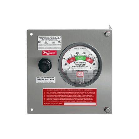 Ein Druckregler-Gehäuse mit Manometeranzeige, die den Druck in Zoll Wasser anzeigt, und einem roten Warnschild unten.