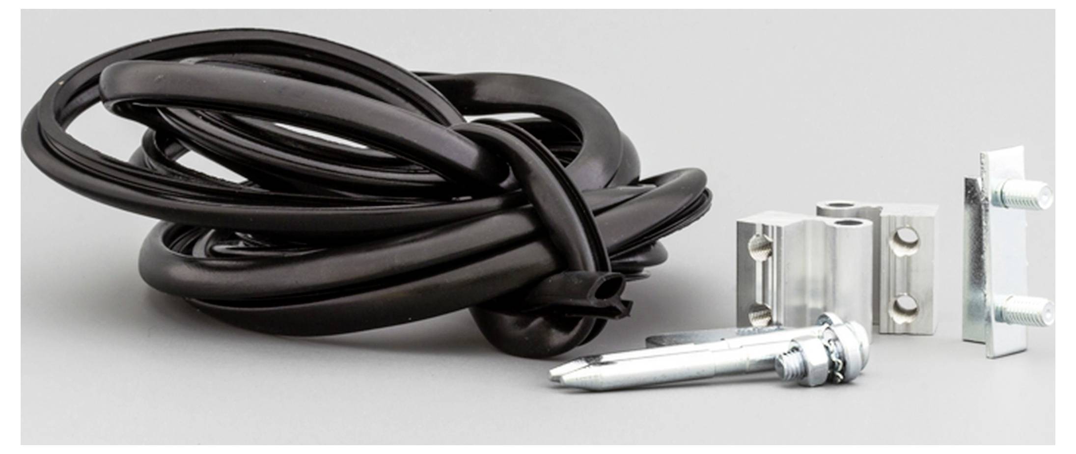 Schwarzes Kabel, zwei Metallklemmen, ein Anker und eine Schraube auf grauem Hintergrund. Set für Elektroinstallationen.