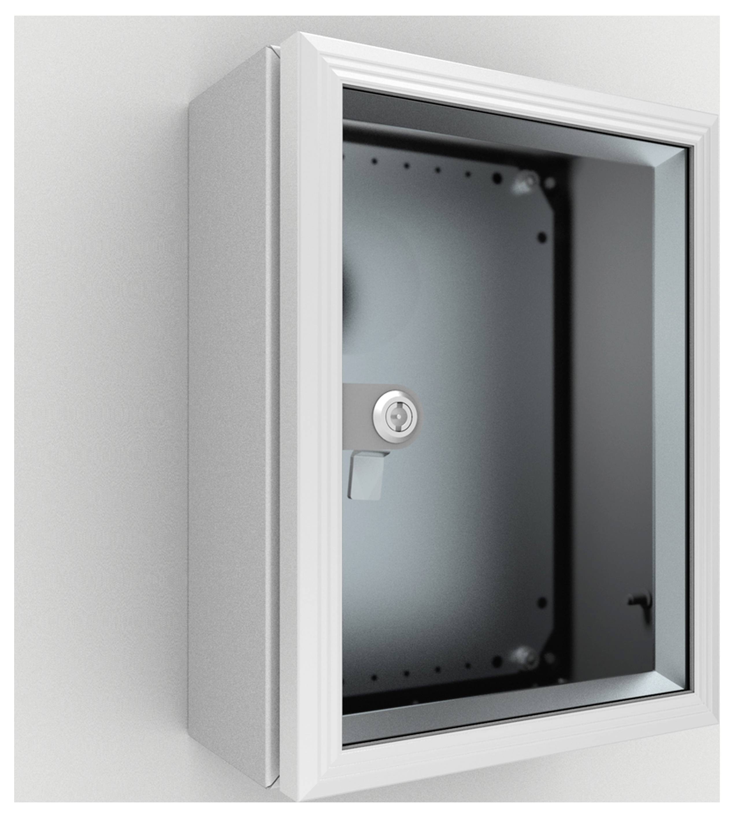 Metallschrank mit Glastür an der Wand. Enthält ein Schlüsselloch für die Sicherung. Schrank ist leer.