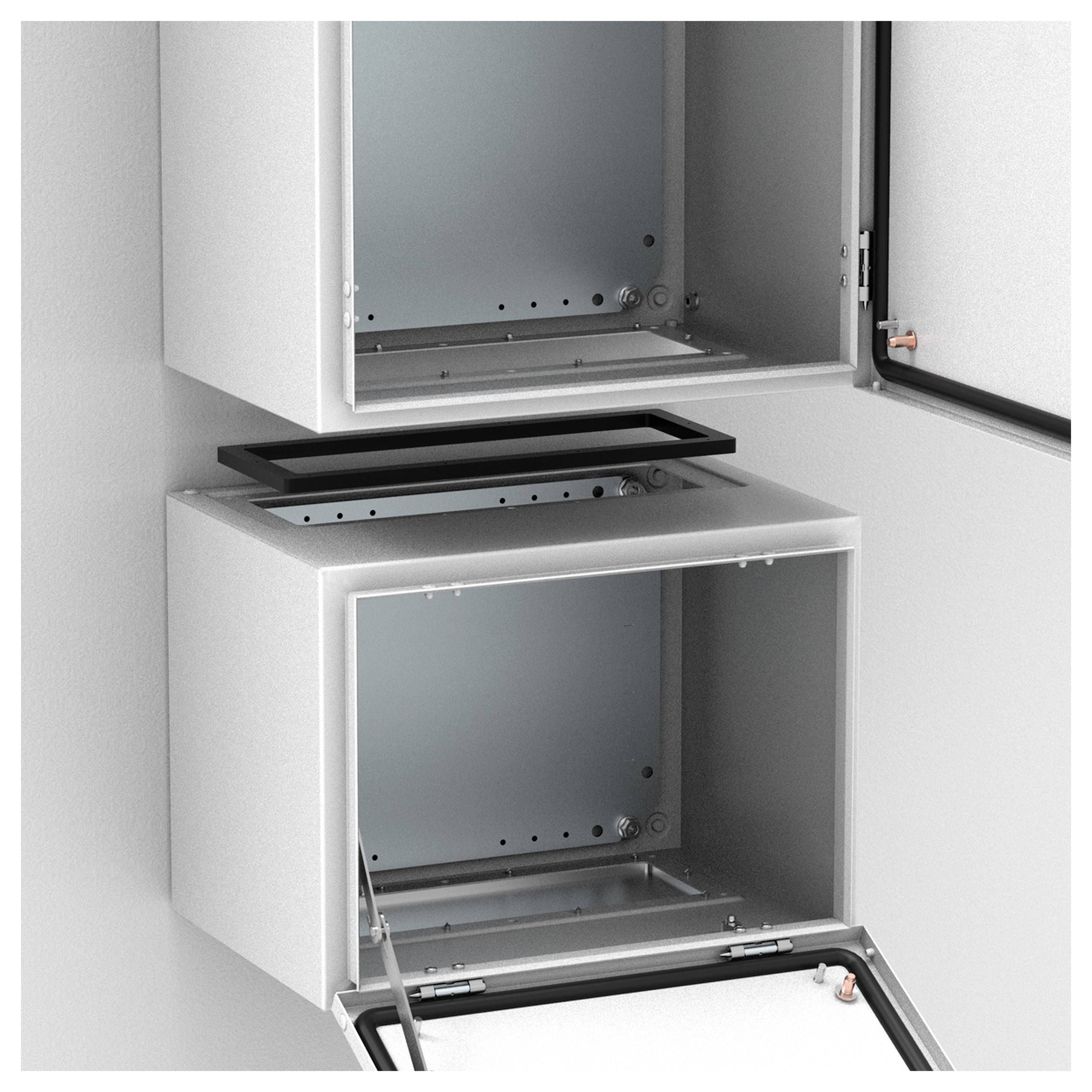 Ein offener, leerer Metallschrank an einer Wand, der möglicherweise für technische oder elektrische Geräte vorgesehen ist.