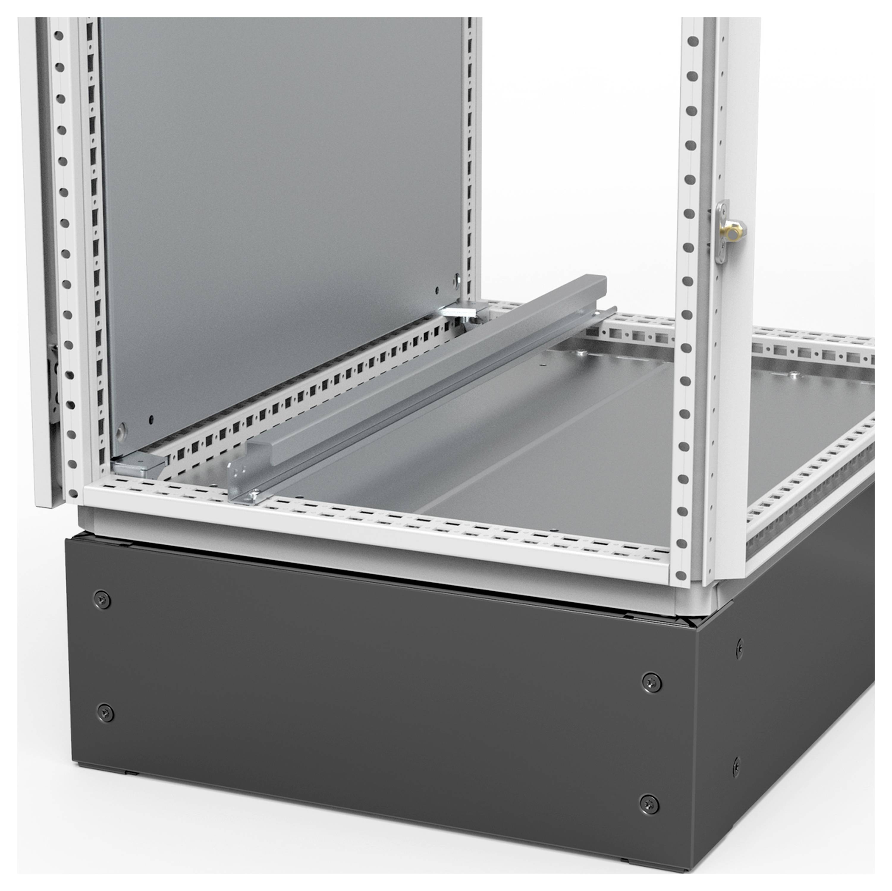 Ein offener Industrieschrank mit sichtbarem Metallrahmen und stabilem Sockel. Geeignet für technisches Equipment oder industrielle Anwendungen.