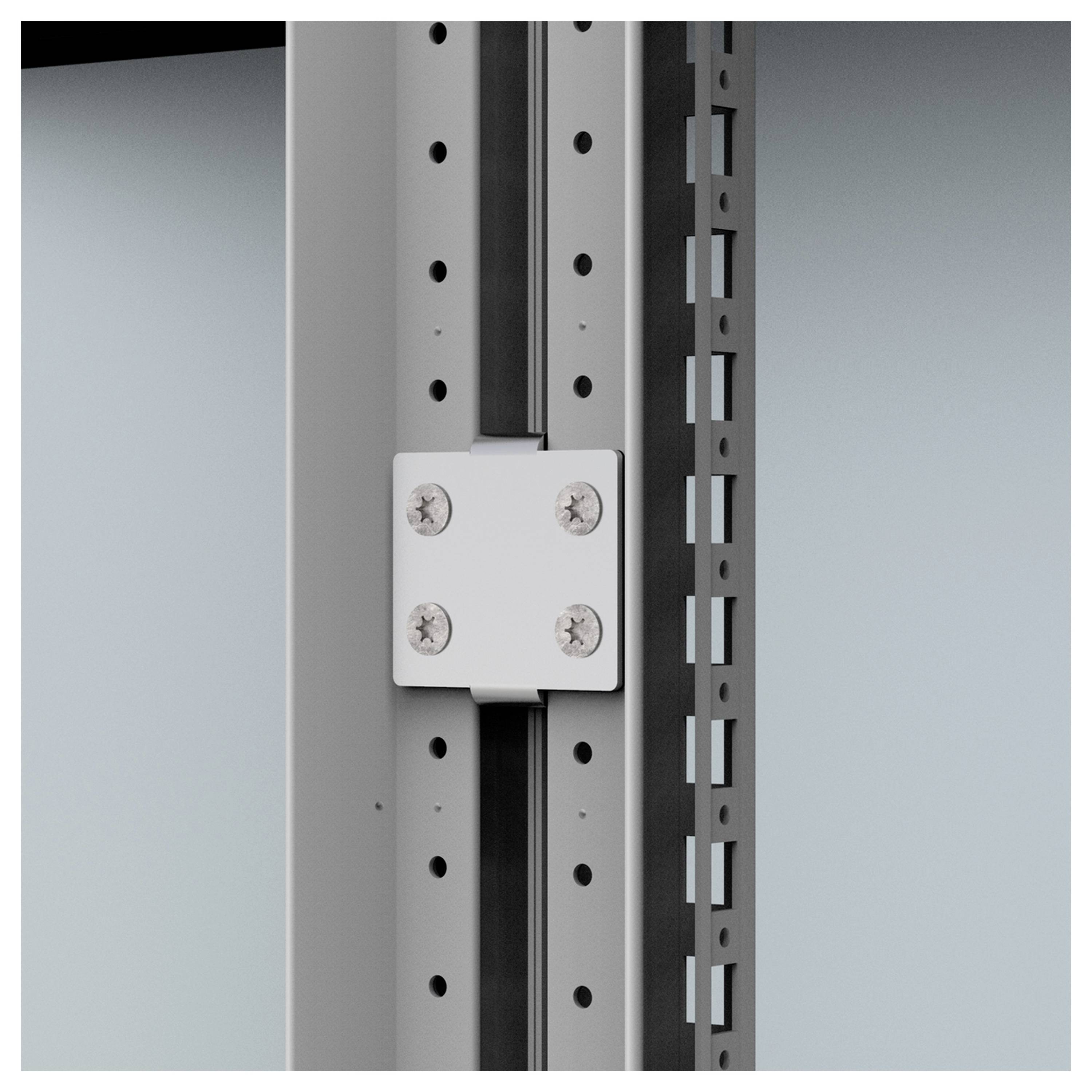 Metallhalterung an einer vertikalen Schiene, befestigt mit vier Schrauben. Sie dient zur Stabilisierung oder Positionierung weiterer Komponenten.