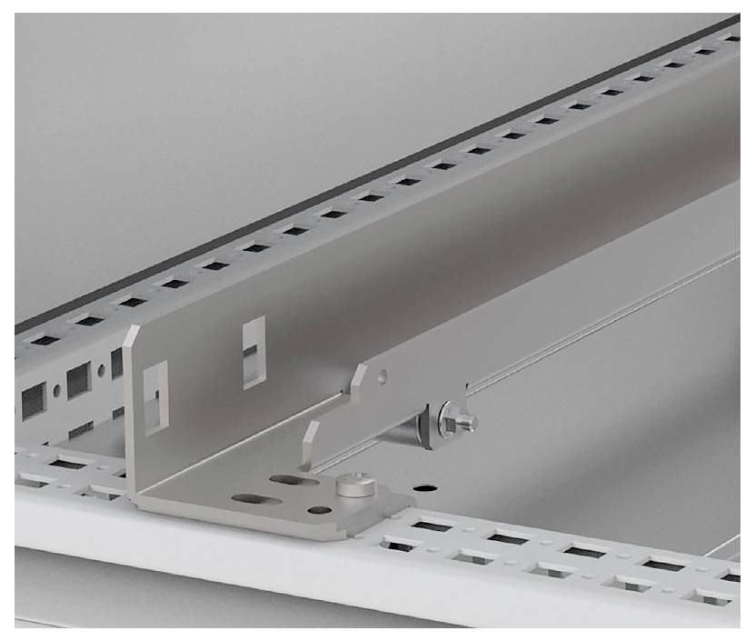 Metallschiene und Montagehalterung an einem perforierten Blech befestigt, bereit für die Installation in einem technischen oder industriellen Kontext.