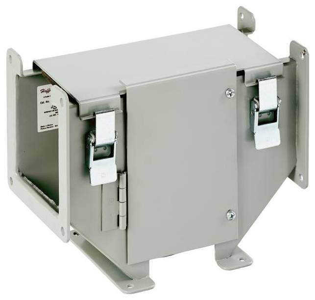 Grauer, rechteckiger Metallkasten mit zwei seitlichen Verschlüssen, vermutlich elektrische Komponente, montierbar mit seitlichen Halterungen.