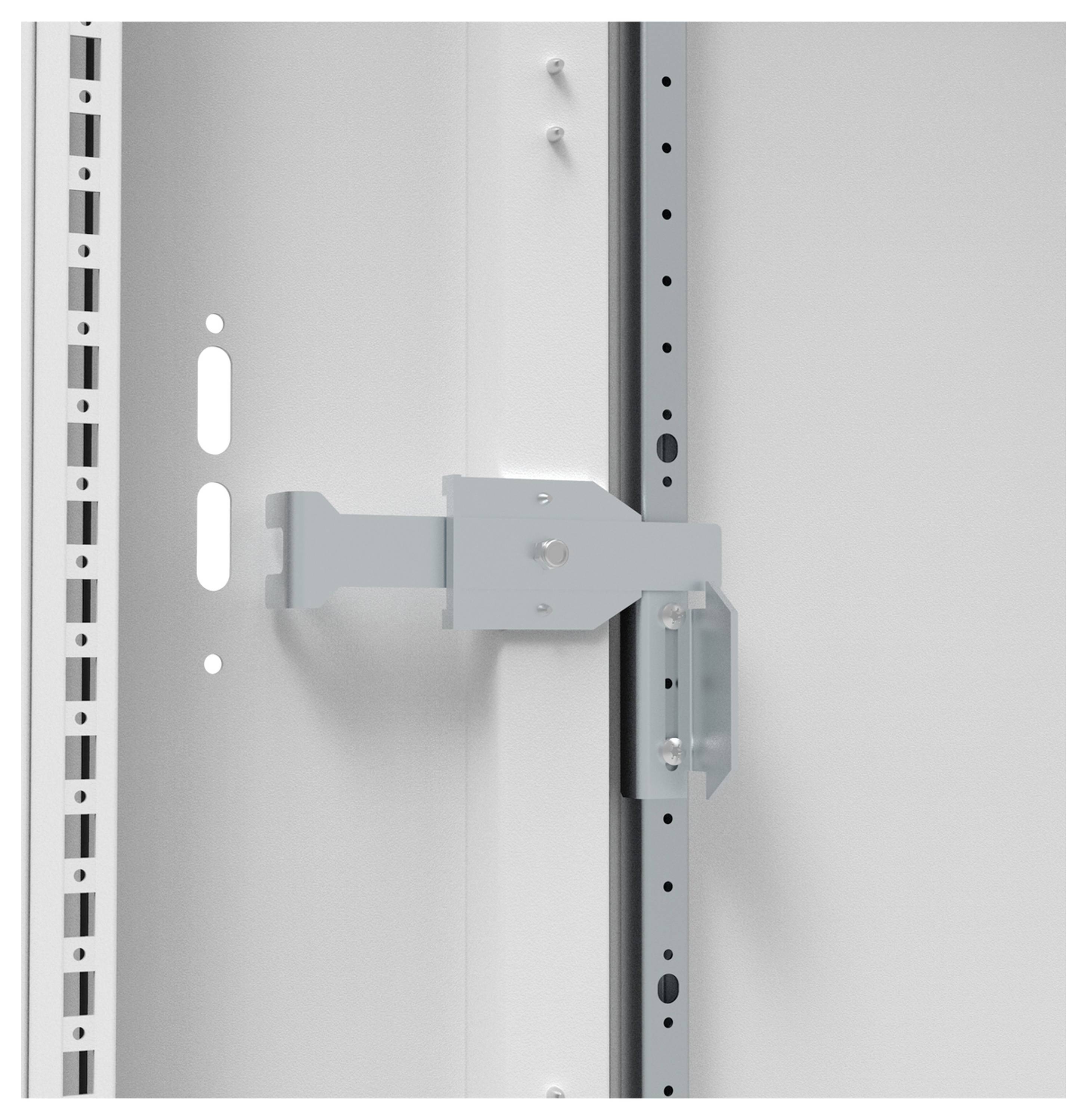 Metallhalterung an der Innenseite eines Schrankes zeigt Montagesystem mit Schiene und Halter, in einem Lichtgrauton gehalten.