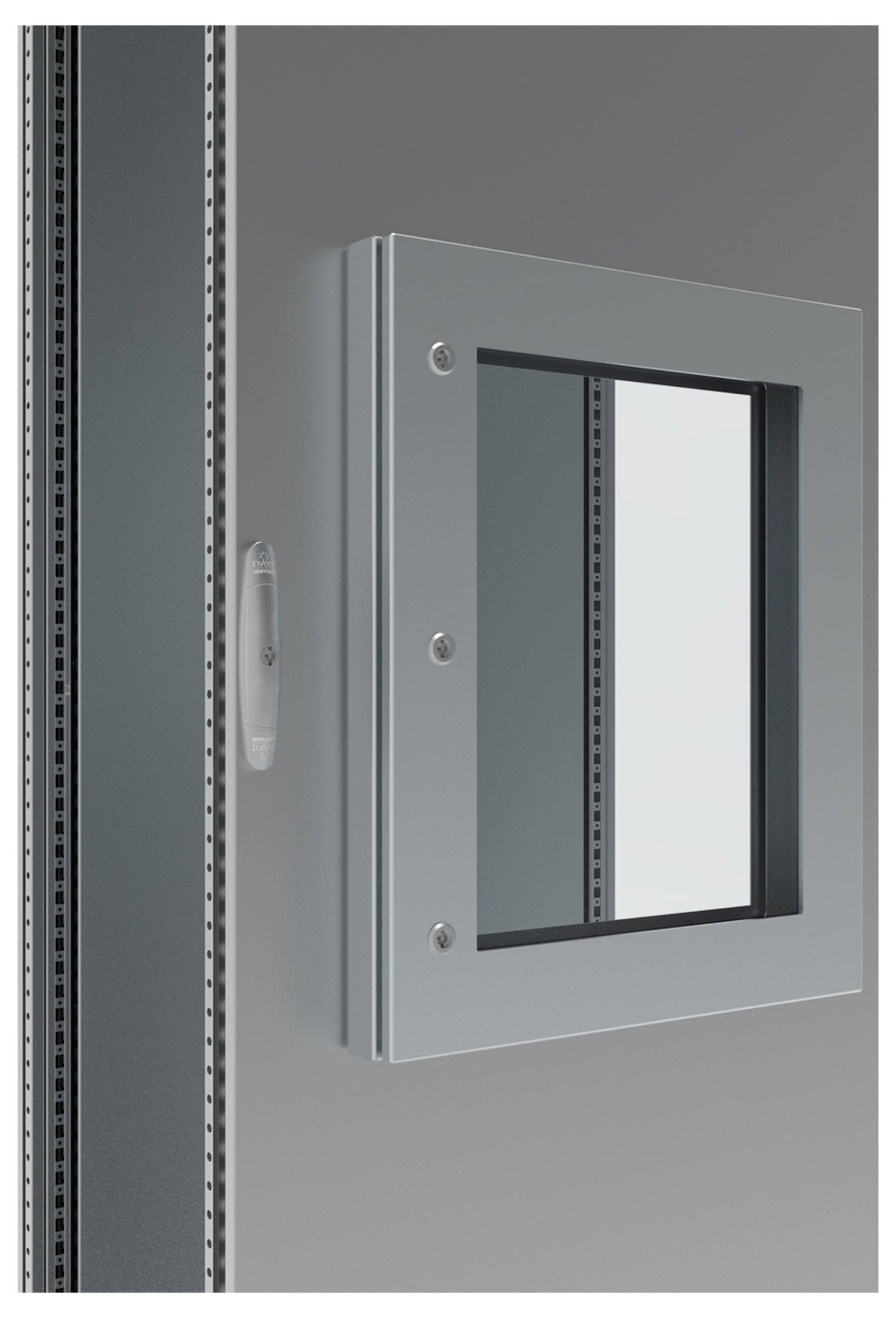 Metallpaneel mit rechteckigem, gläsernem Sichtfenster und silbernem Rahmen an einer Tür.