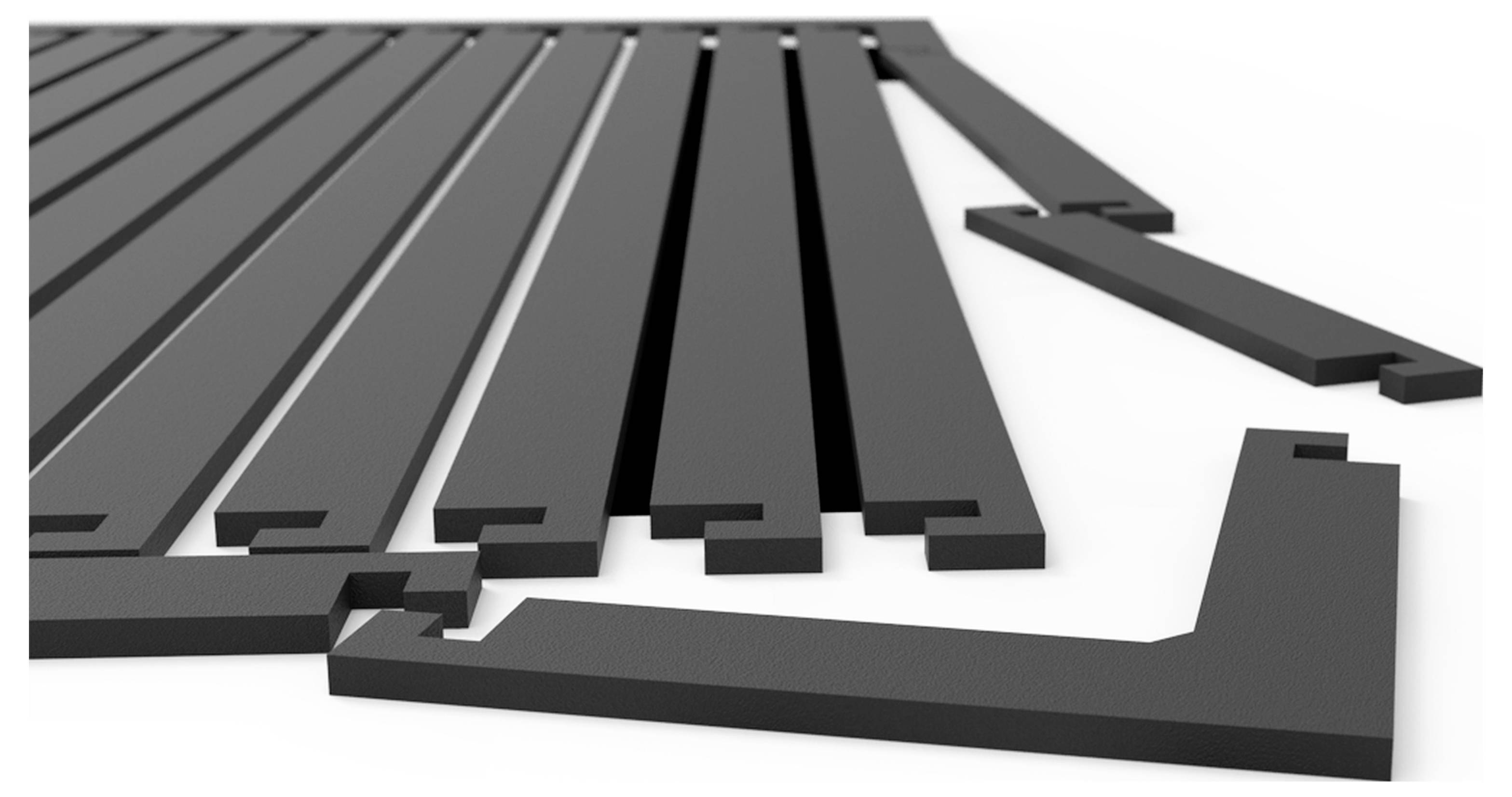 Dunkle Montageleisten mit Nut- und Federverbindungen liegen teilweise zusammengesteckt auf weißem Hintergrund, zeigen Verbindungssystem.
