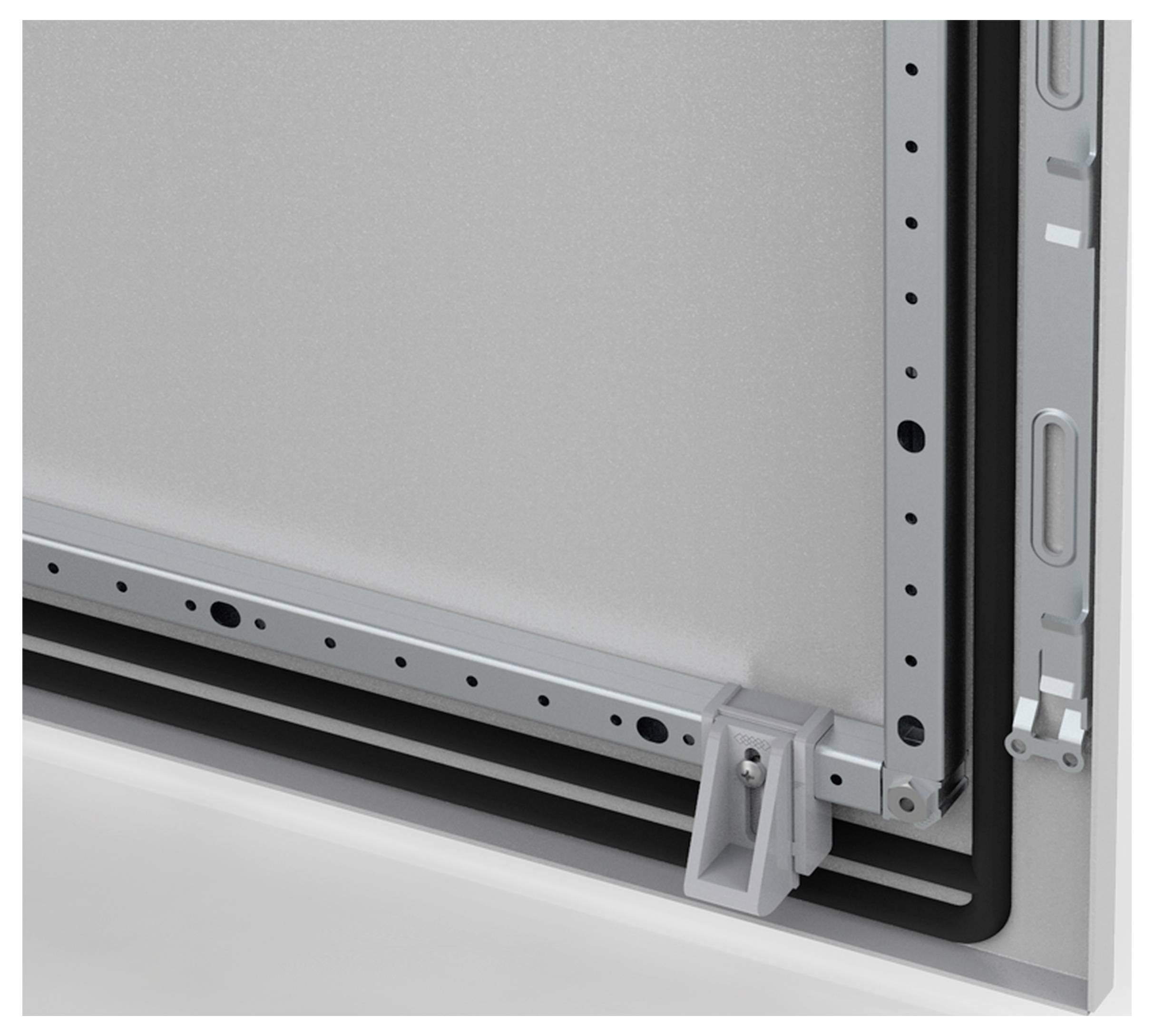 Türscharnier aus Metall an einer grauen Tür montiert, zeigt Winkel und Schließmechanismus.