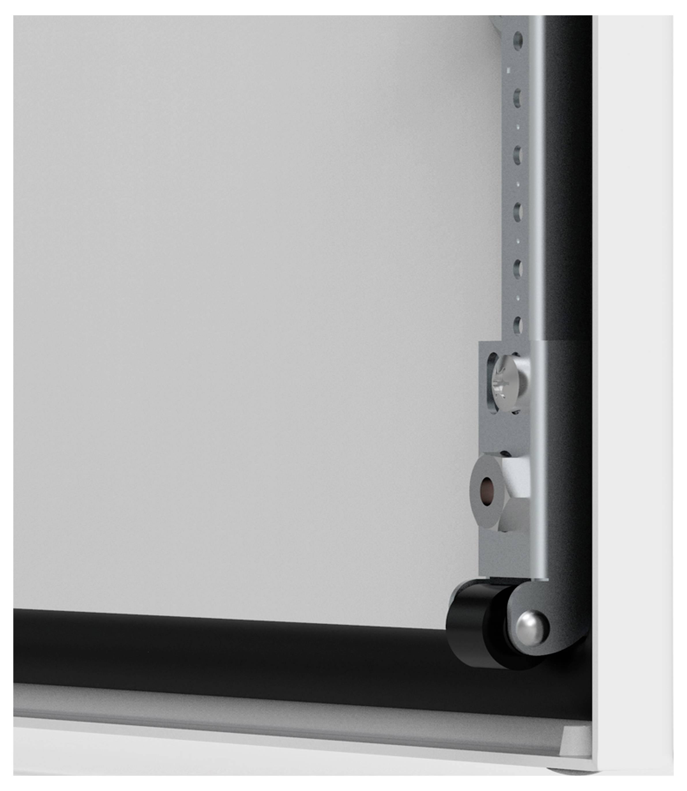 Ein Teil eines Mechanismus, möglicherweise ein Scharnier oder Radsystem an einem Metallrahmen, das an einem weißen Brett befestigt ist.