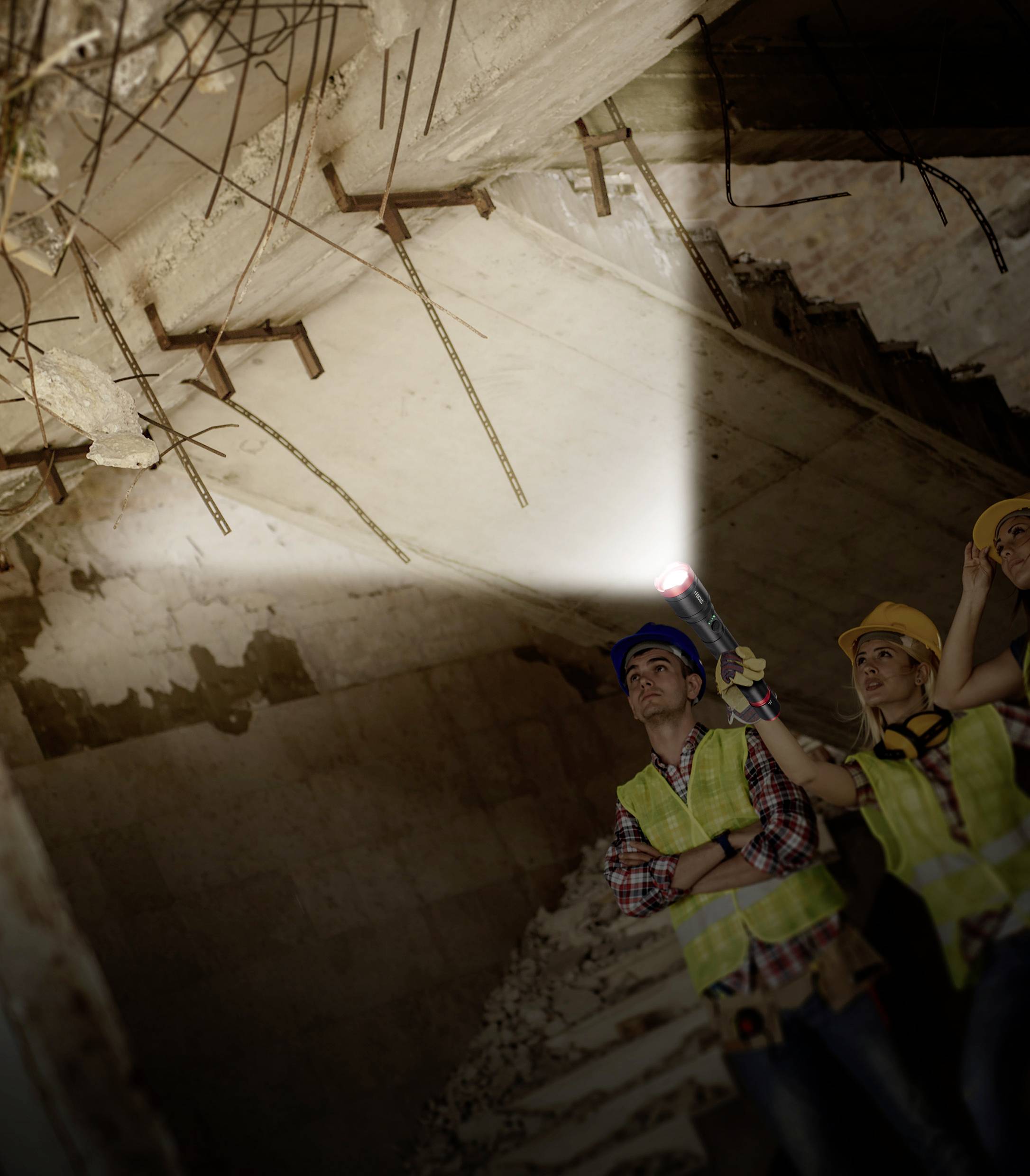 Arbeiter in Schutzhelmen und Westen inspizieren eine teilweise eingestürzte Decke mit Taschenlampen, schauen besorgt nach oben.