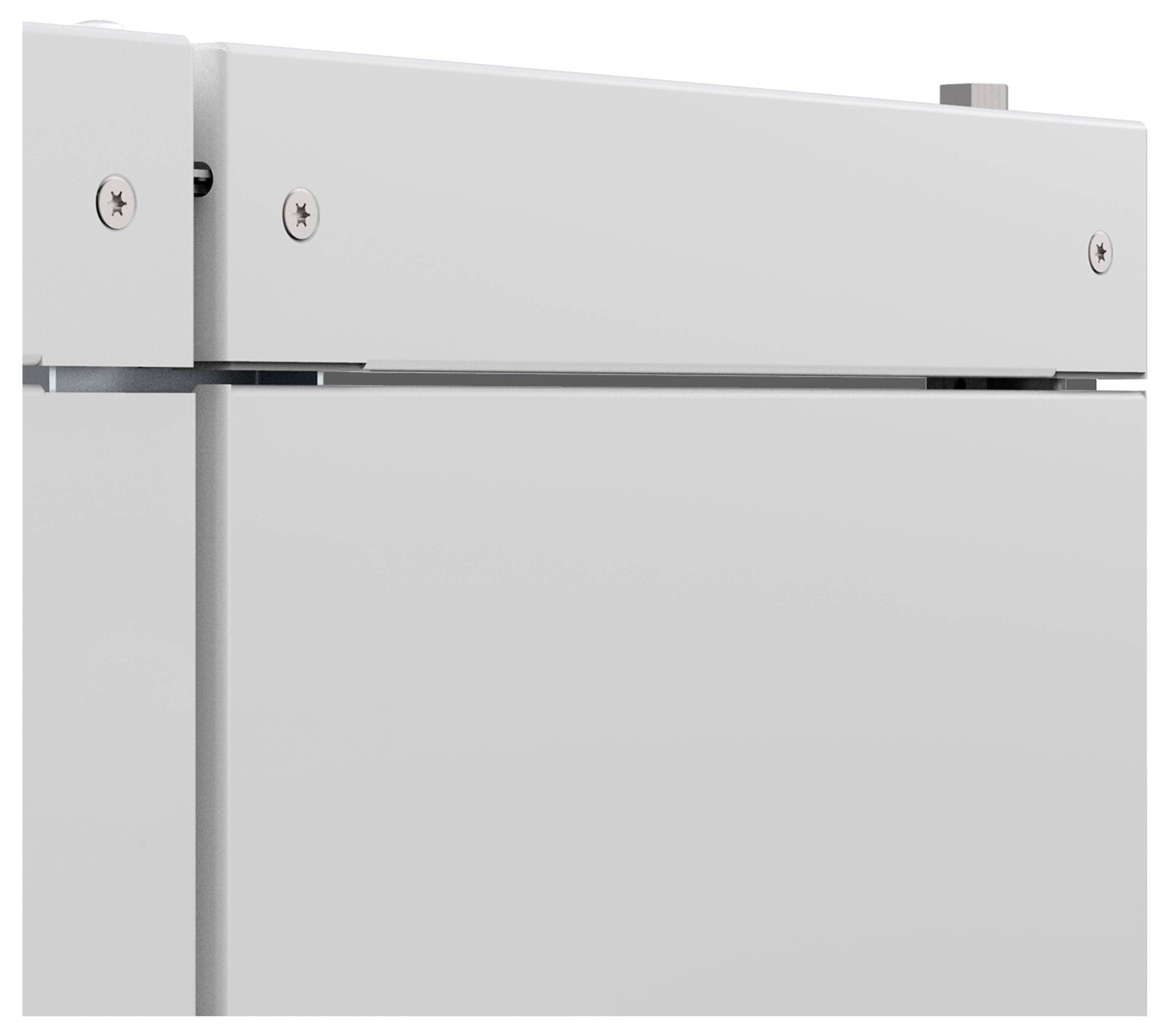 Nahaufnahme eines weißen Schranks mit glatter Oberfläche und sichtbaren Befestigungsschrauben an der Oberseite.