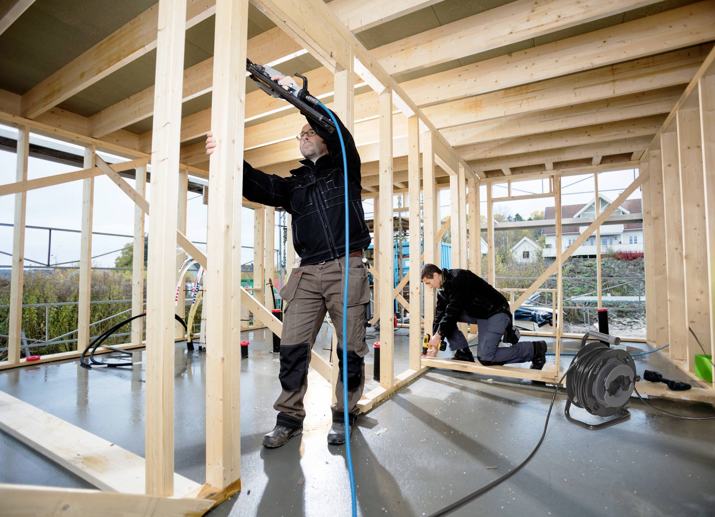 Sygonix SY-6618486 Kabeltrommel 30m Schwarz Schutzkontakt-Stecker