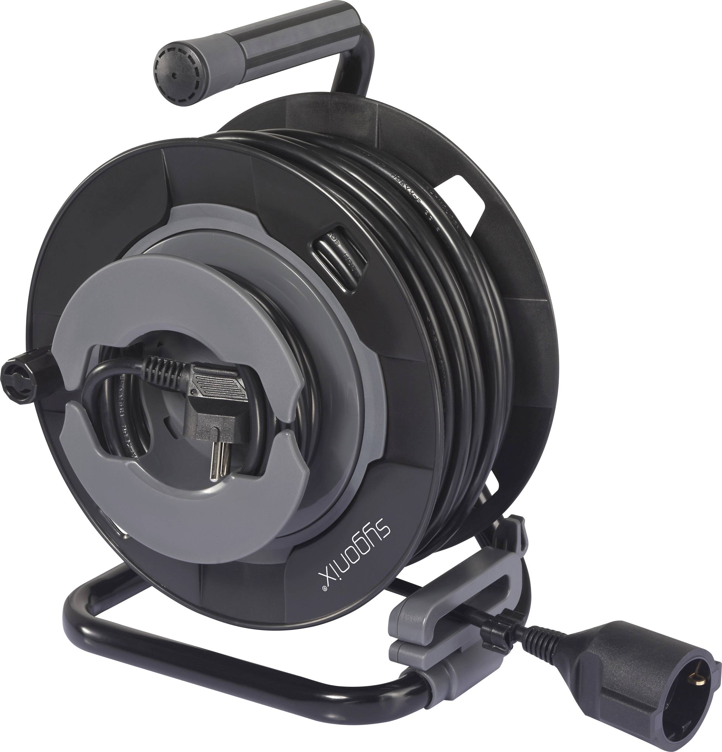 Eine schwarze Kabeltrommel mit Griff und aufgerolltem Kabel. Ein Stecker ist am Ende des Kabels sichtbar.