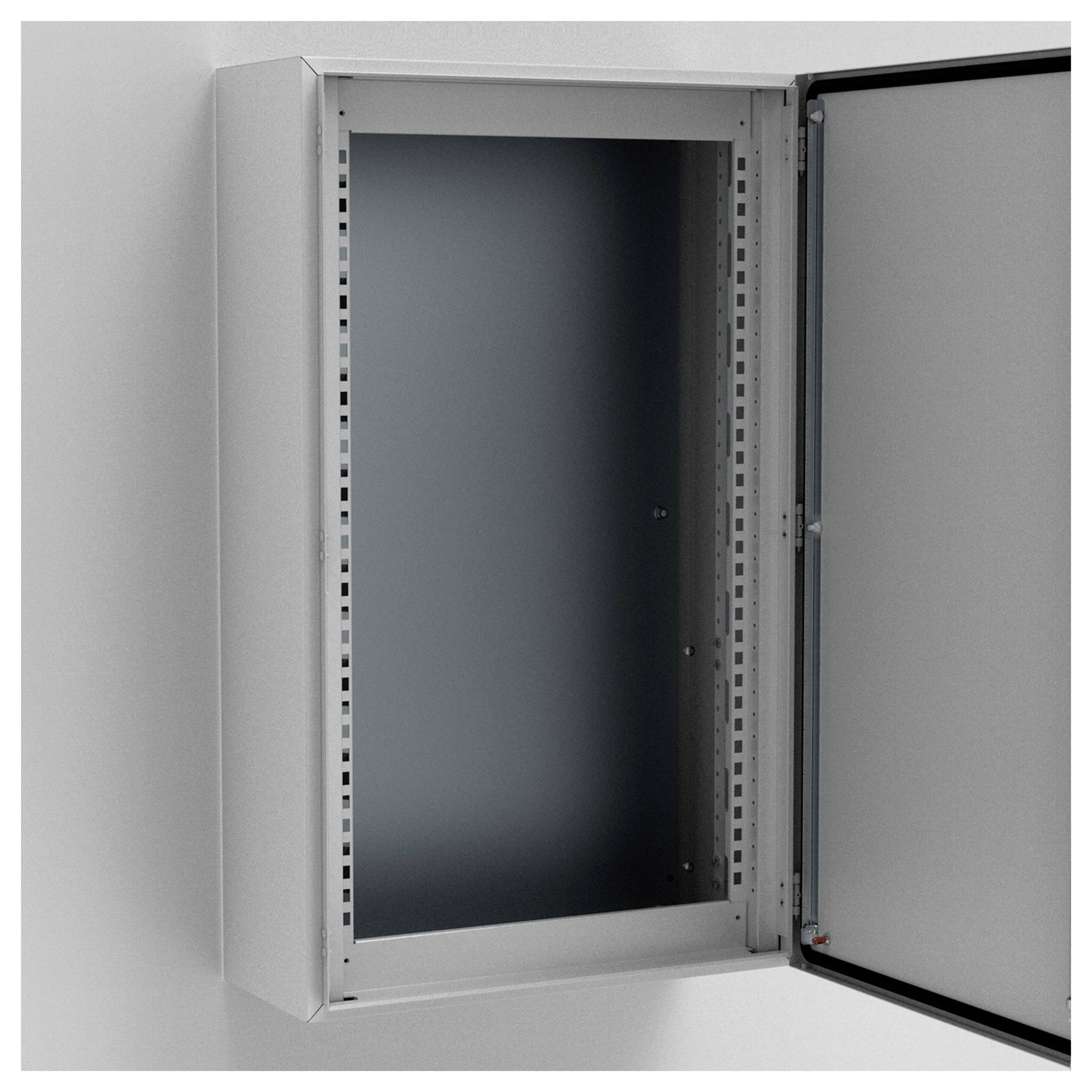 Ein offener, leerer Metallkasten mit einer geöffneten Tür, an einer Wand montiert. Geeignet zur Aufnahme von Elektronik oder Verkabelung.