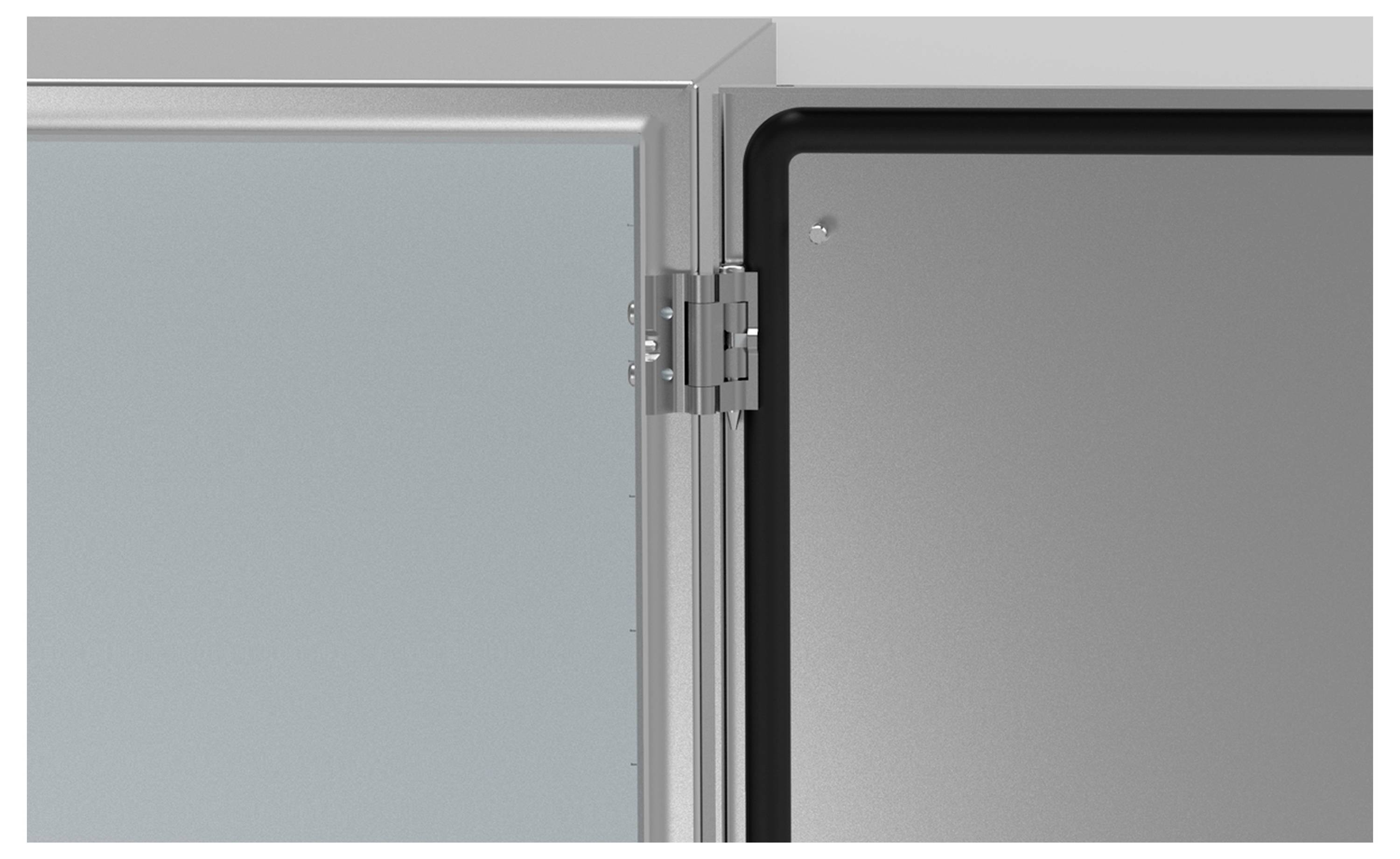 Ein offener Metallschrank mit Glas- und Metalltüren zeigt Scharniere und Rahmenkonstruktion im Detail.