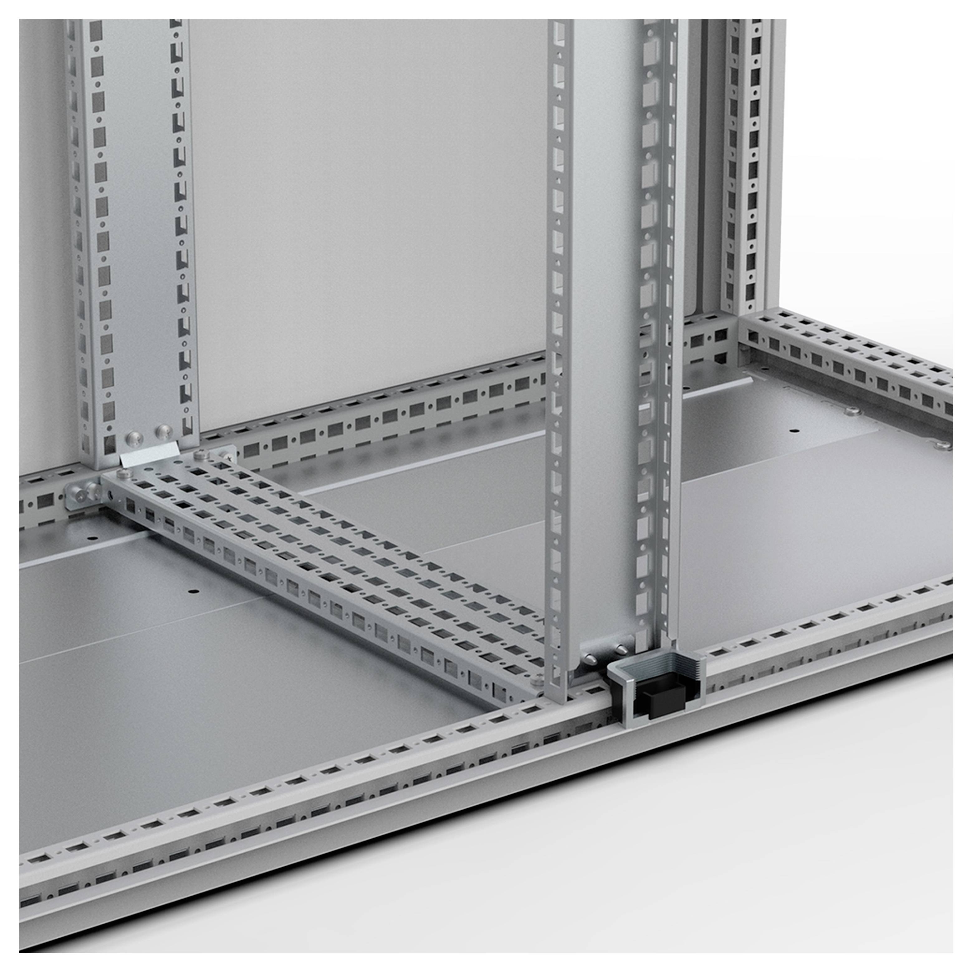 Metallrahmen mit verstärkten Ecken und perforierten Schienen. Geeignet für Bauprojekte oder industrielle Anwendungen.