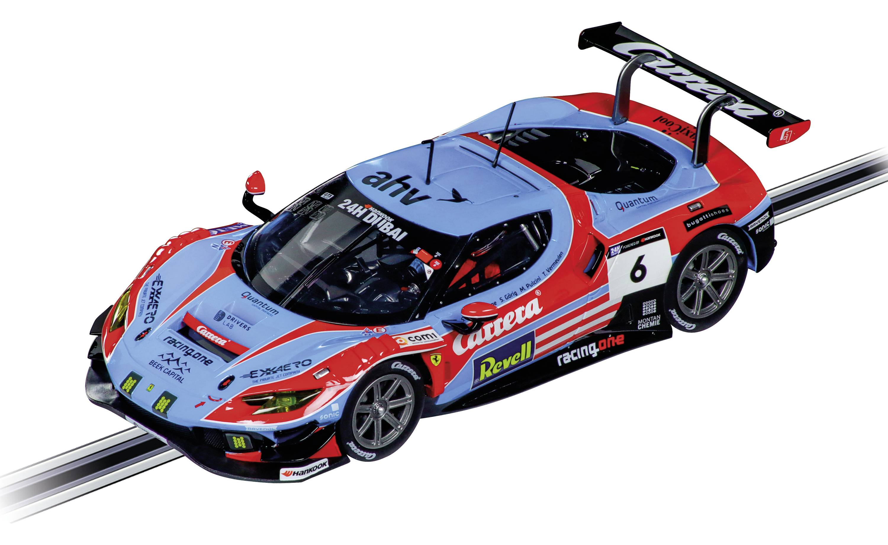 Ein rotes und blaues Rennwagenmodell mit der Nummer 6 auf der Seite, auf einer Carrera-Rennbahnschiene platziert.