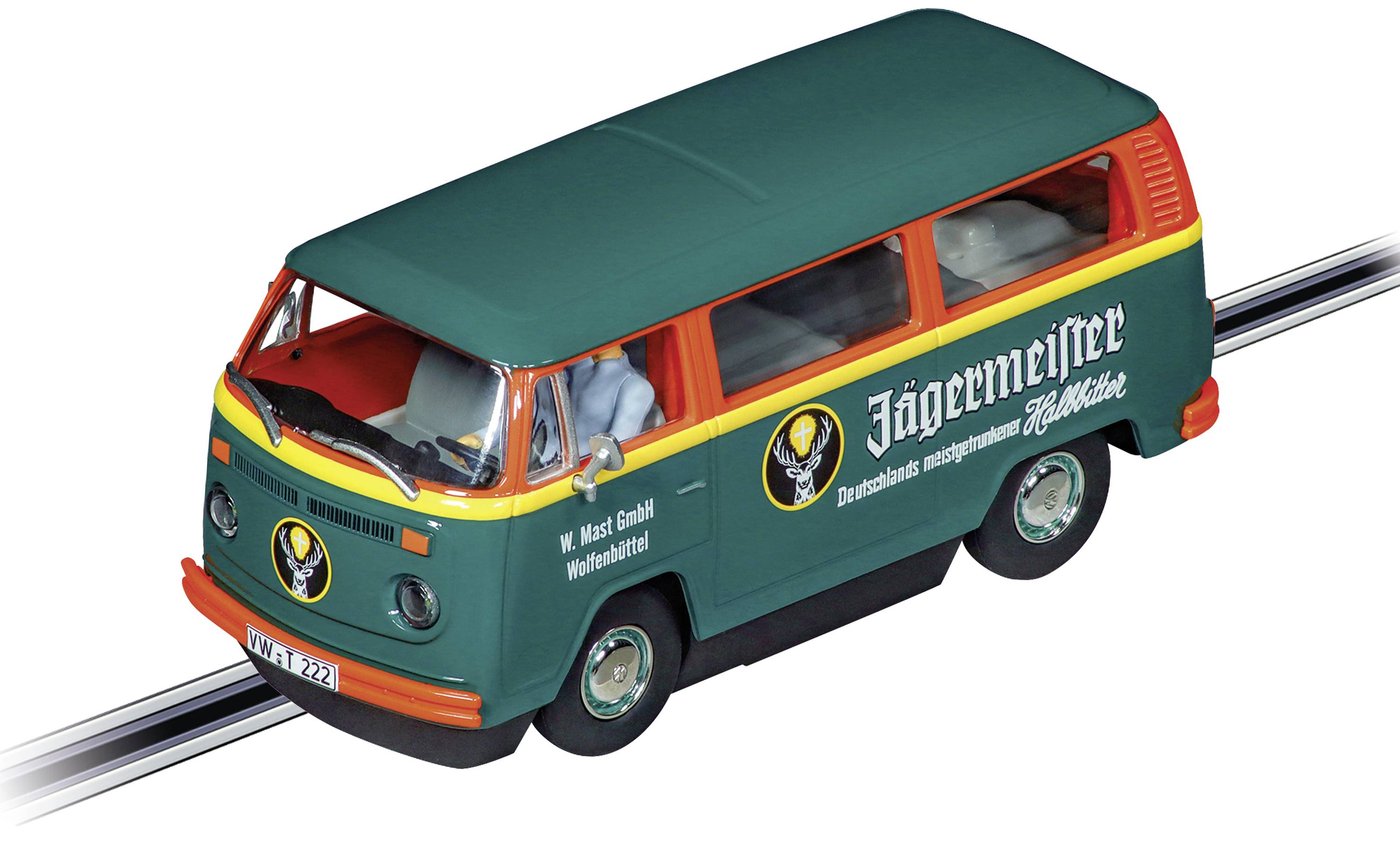 Ein grüner Modell-Van mit 'Jägermeister' Logo seitlich, fährt auf einer Spielzeugrennbahn.