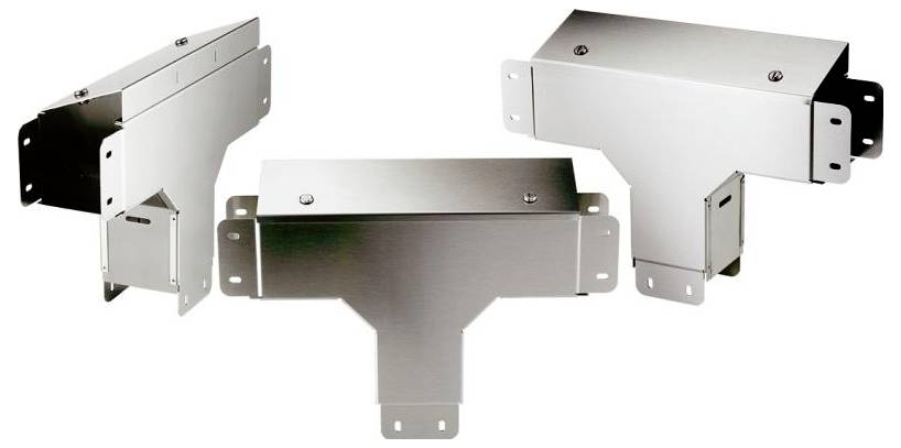 Drei Edelstahl-Komponenten in T-Form für industrielle Anwendungen, symmetrisch nebeneinander angeordnet.