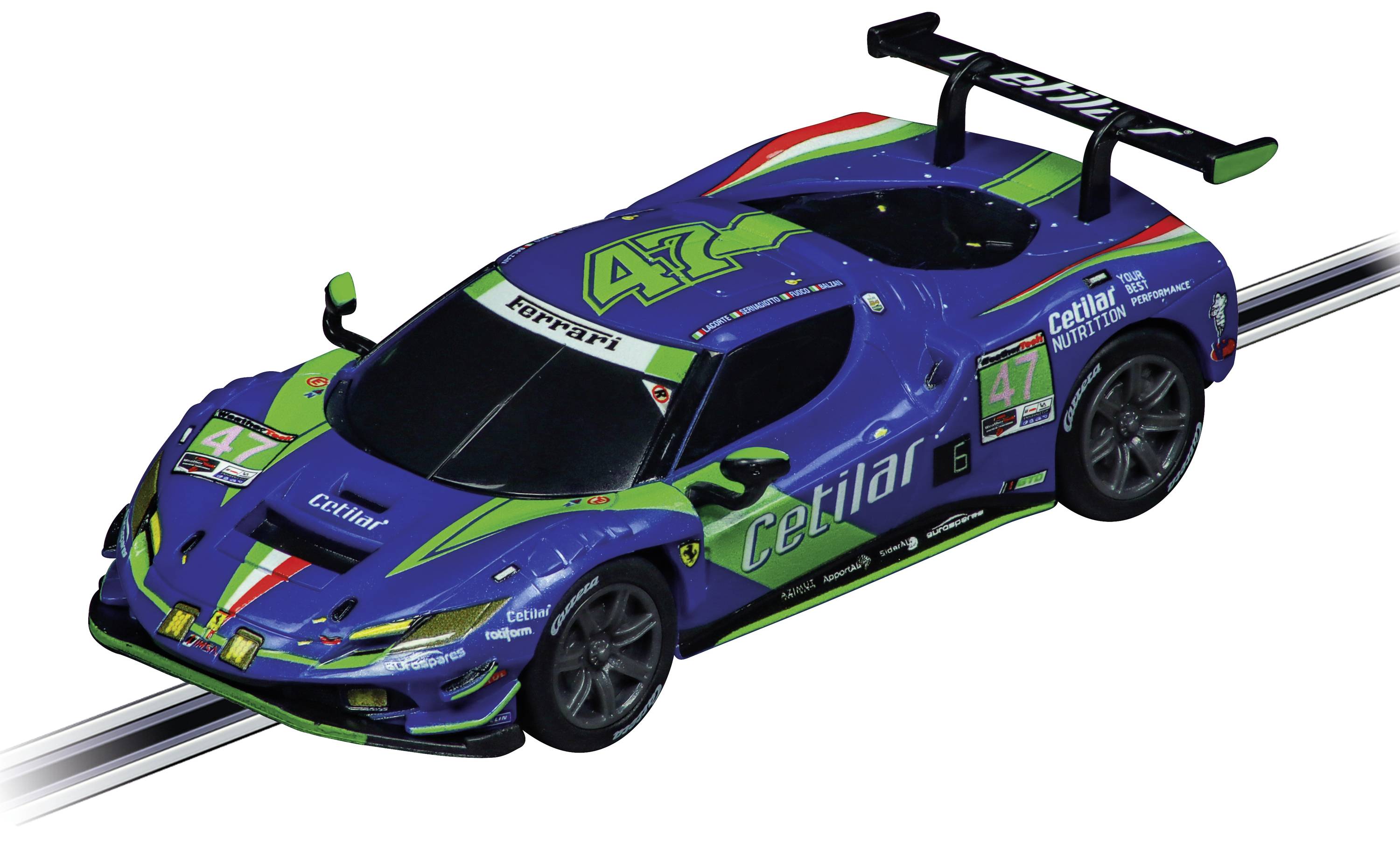 Blau-grünes Modellauto mit Heckspoiler und der Aufschrift 'Cetilar' vorne. Es fährt auf einer elektrischen Autorennbahn.