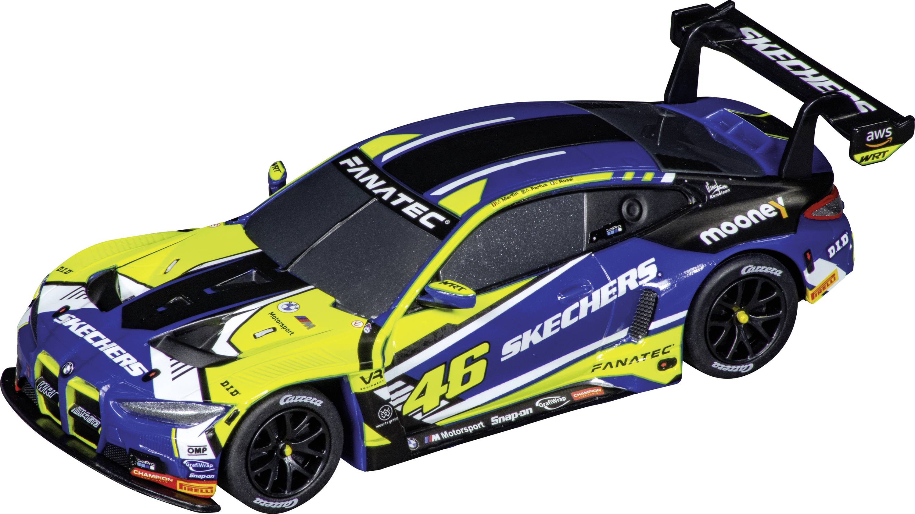 Rennwagen in leuchtenden Blau- und Gelbtönen, mit der Nummer 46 und Markenlogos wie 'Skechers' und 'Fanatec' auf der Karosserie.