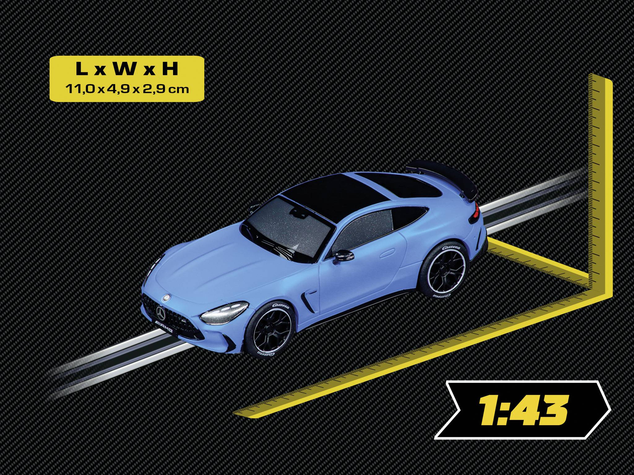 Spielzeugauto in Blau, Modell 1:43. Abmessungen: 11,0 x 4,9 x 2,9 cm. Fahrzeug auf einer schrägen schwarzen Fläche.