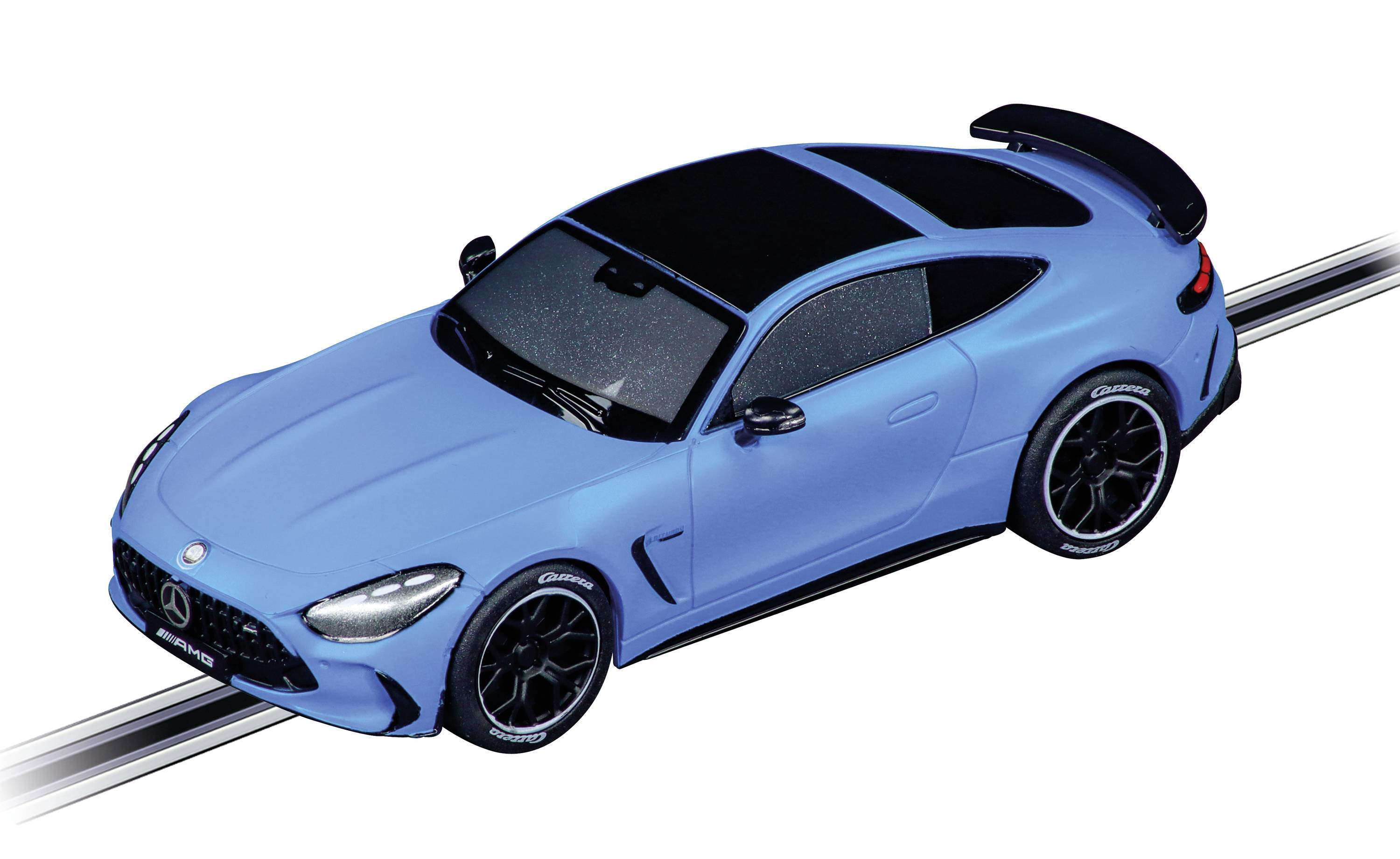 Ein blaues Spielzeugauto im Maßstab auf einer Rennbahn. Das Auto hat ein sportliches Design mit schwarzen Akzenten und Reifen.