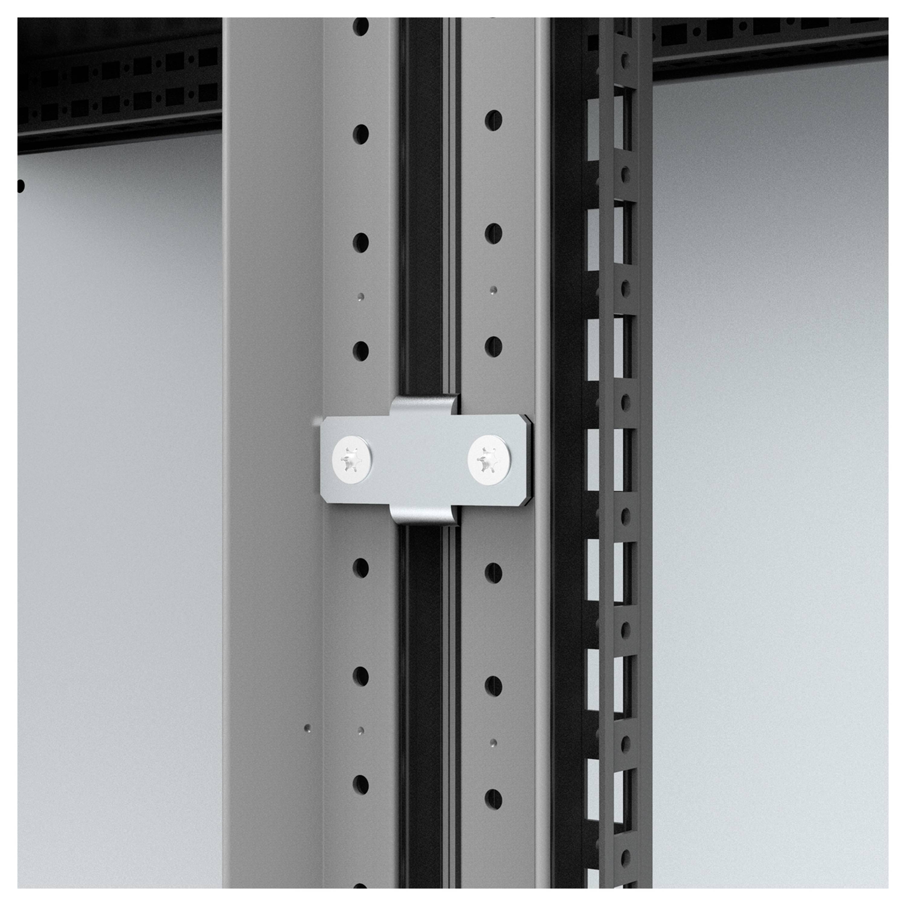 Metallschiene mit verbundenen Stahlteilen im Fokus, befestigt durch Schrauben in einem technischen Aufbau oder Gehäuse.