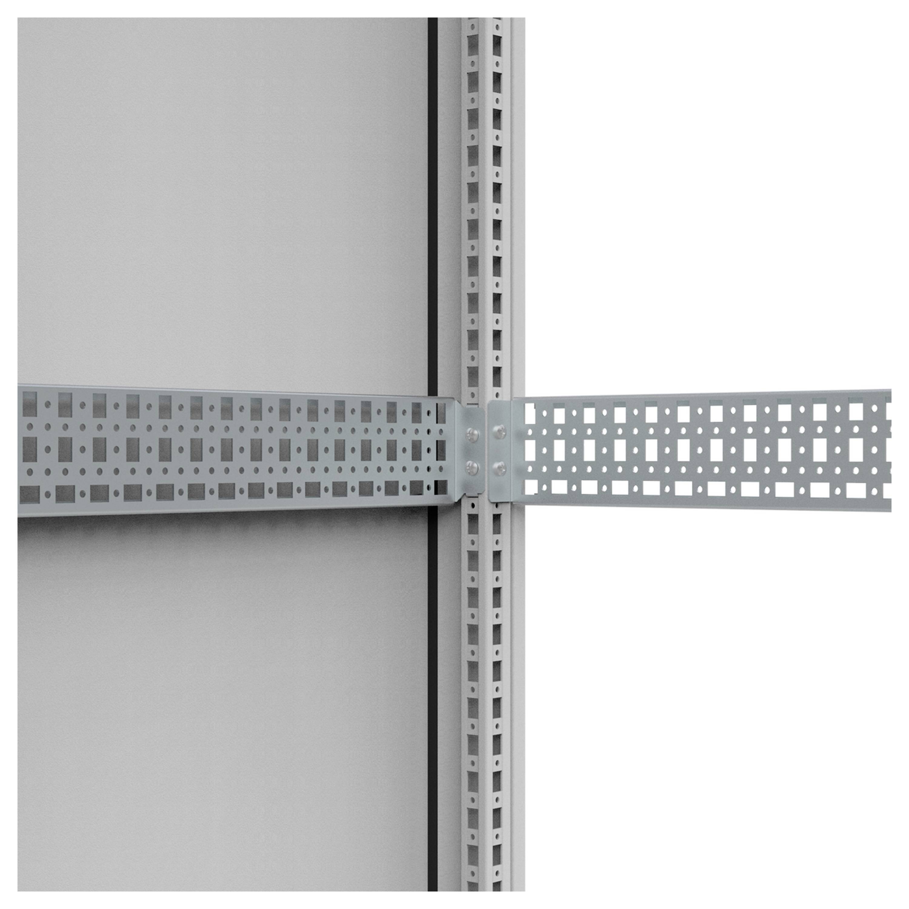 Metallträger und Halterung an einer grauen Wand, die ein stabiles Regal- oder Stützkonstruktionssystem bilden.