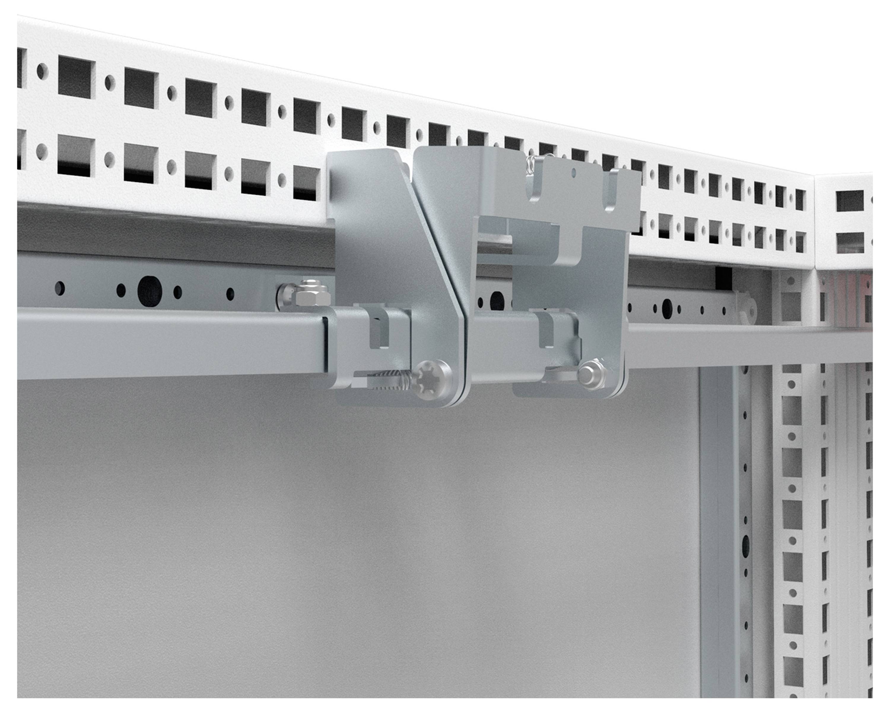 Metallstruktur mit perforierten Schienen zur Unterstützung von Regalen oder Halterungen in einem Lager- oder Industrieregalssystem.