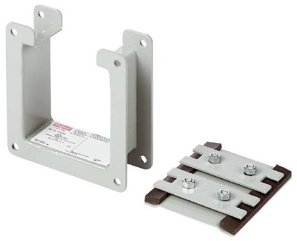 Ein Metallträger zur Befestigung von Strukturen, neben einer Basisplatte mit Schrauben zur Stabilisierung.