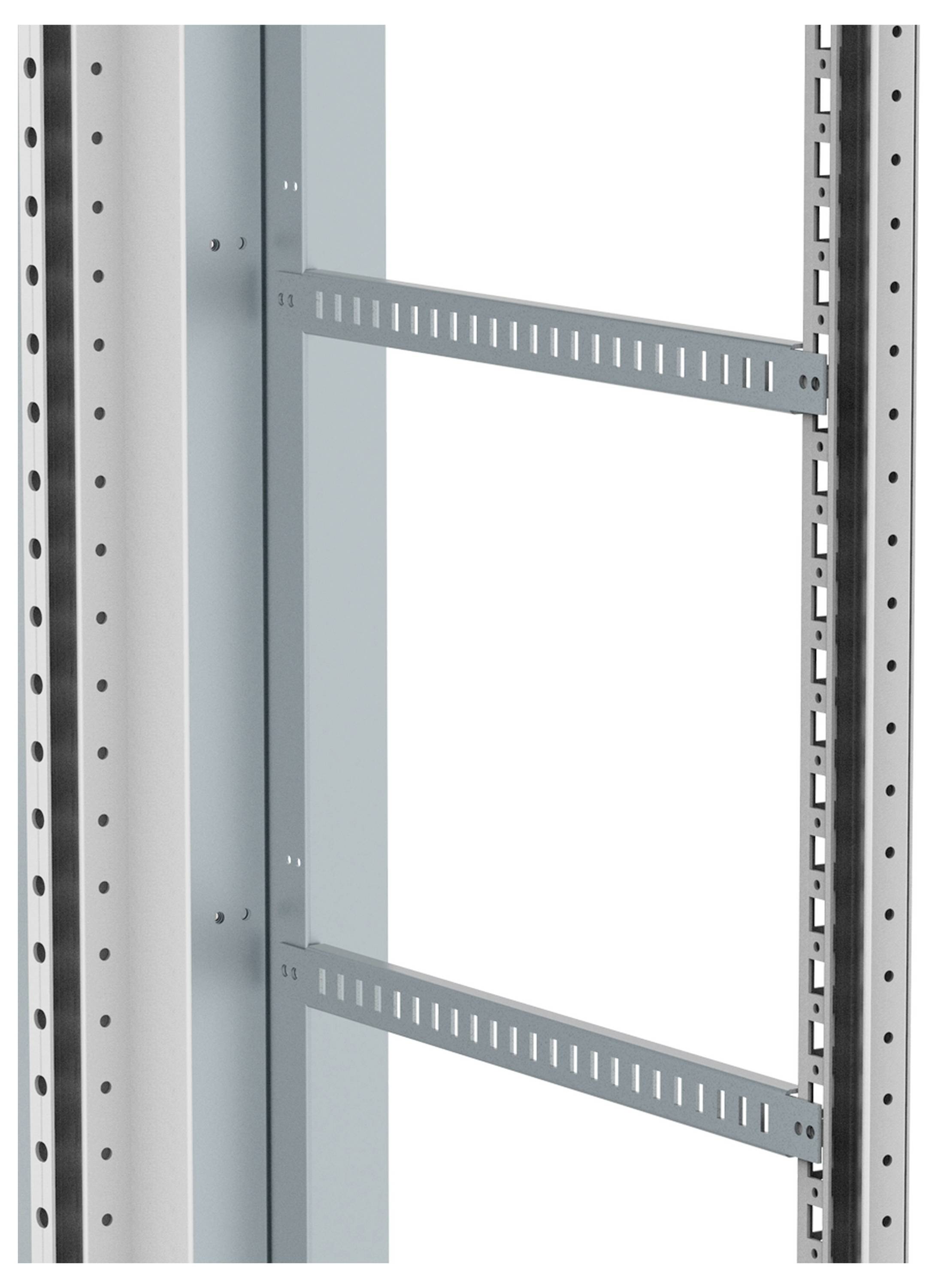 Ein vertikales Metallgestell mit Löchern, das als Regal- oder Schranksystem verwendet werden kann. Zwei Querstangen sind montiert.