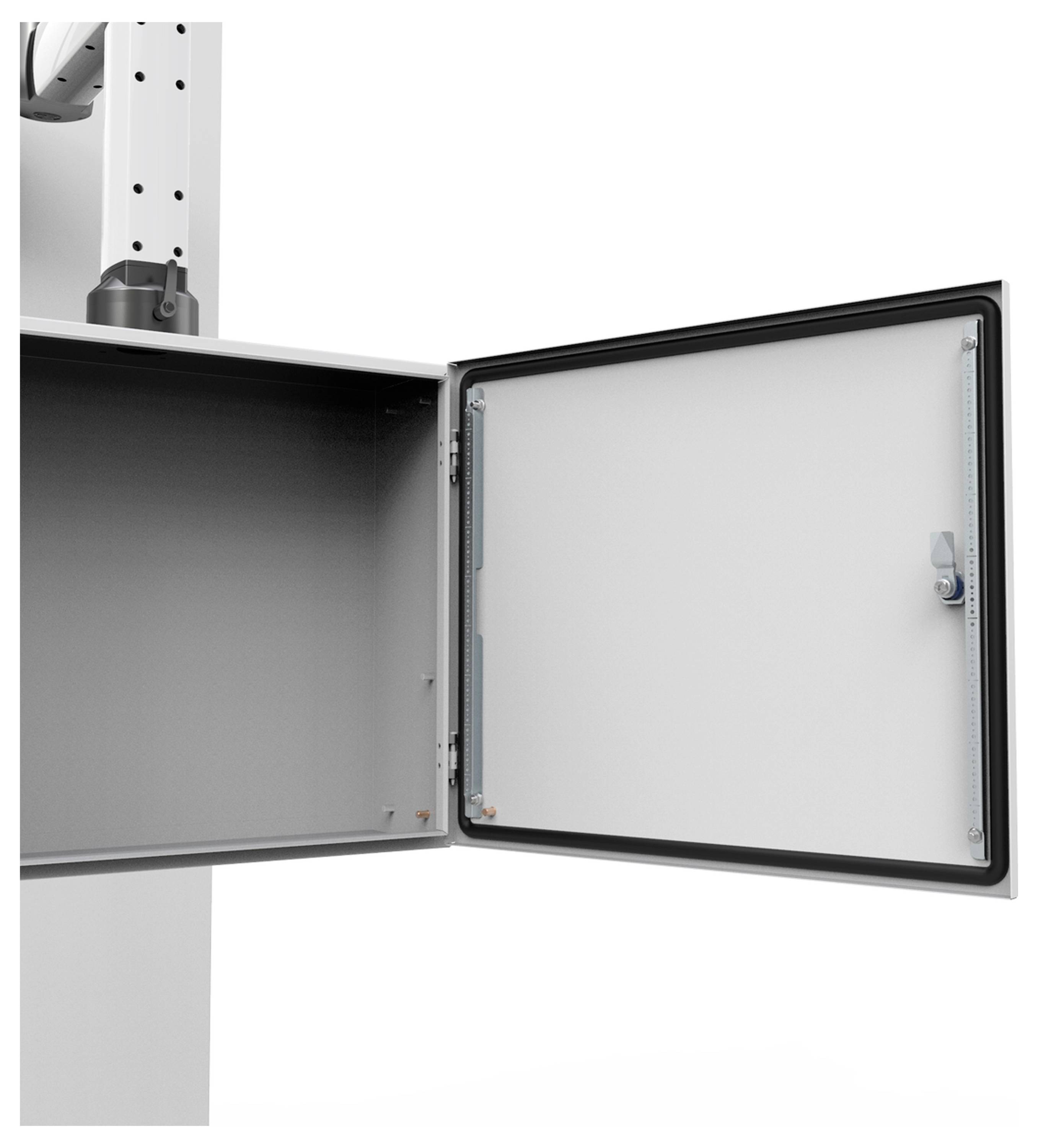 Offener Schrank mit Metallrahmen und geöffneter Tür, zeigt leeren Innenraum. Der Türgriff besteht aus Kunststoff.