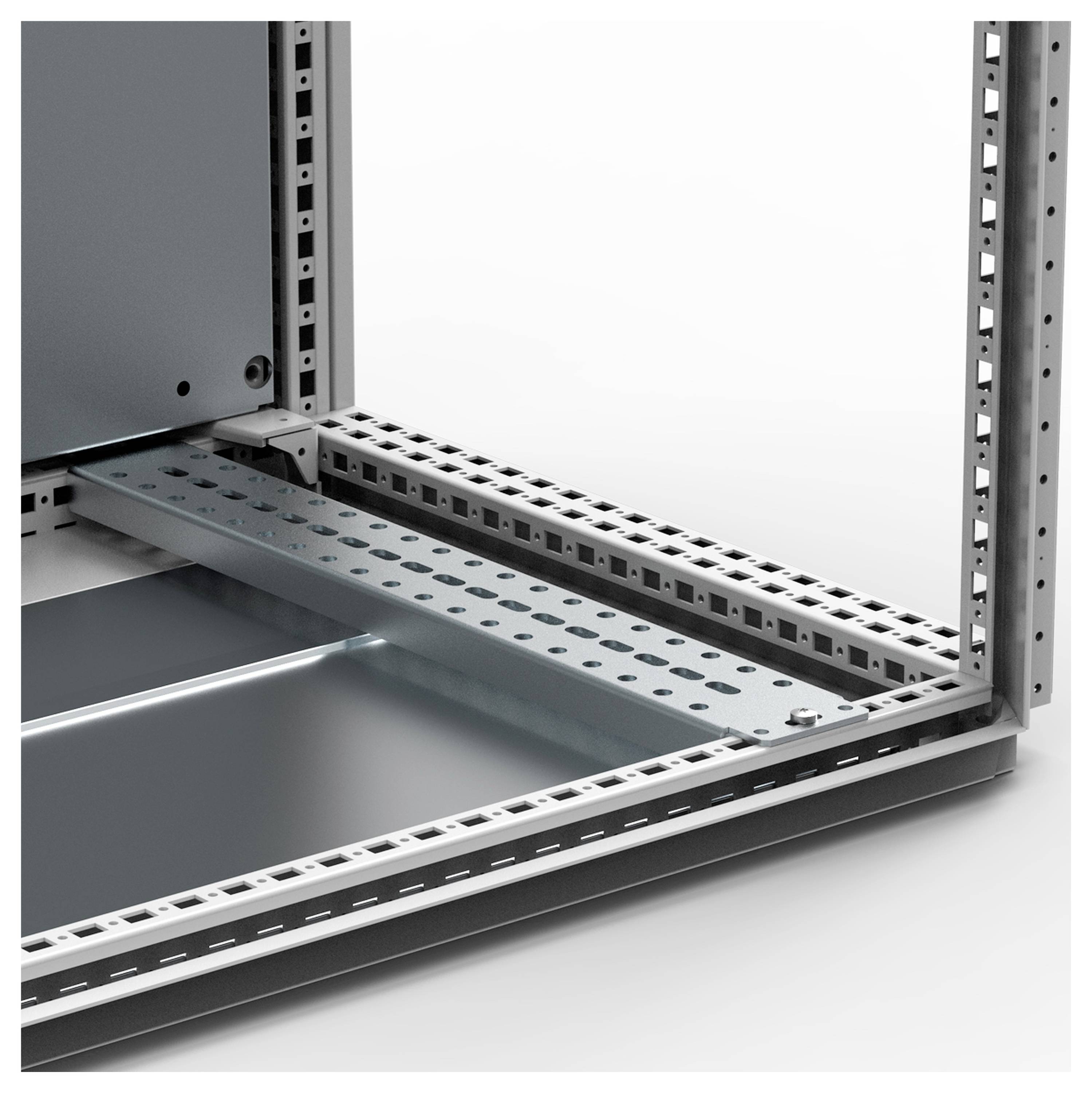 Ein offener Metallrahmen eines Elektroschranks zeigt eine perforierte Strebe und eine rechteckige Grundfläche.