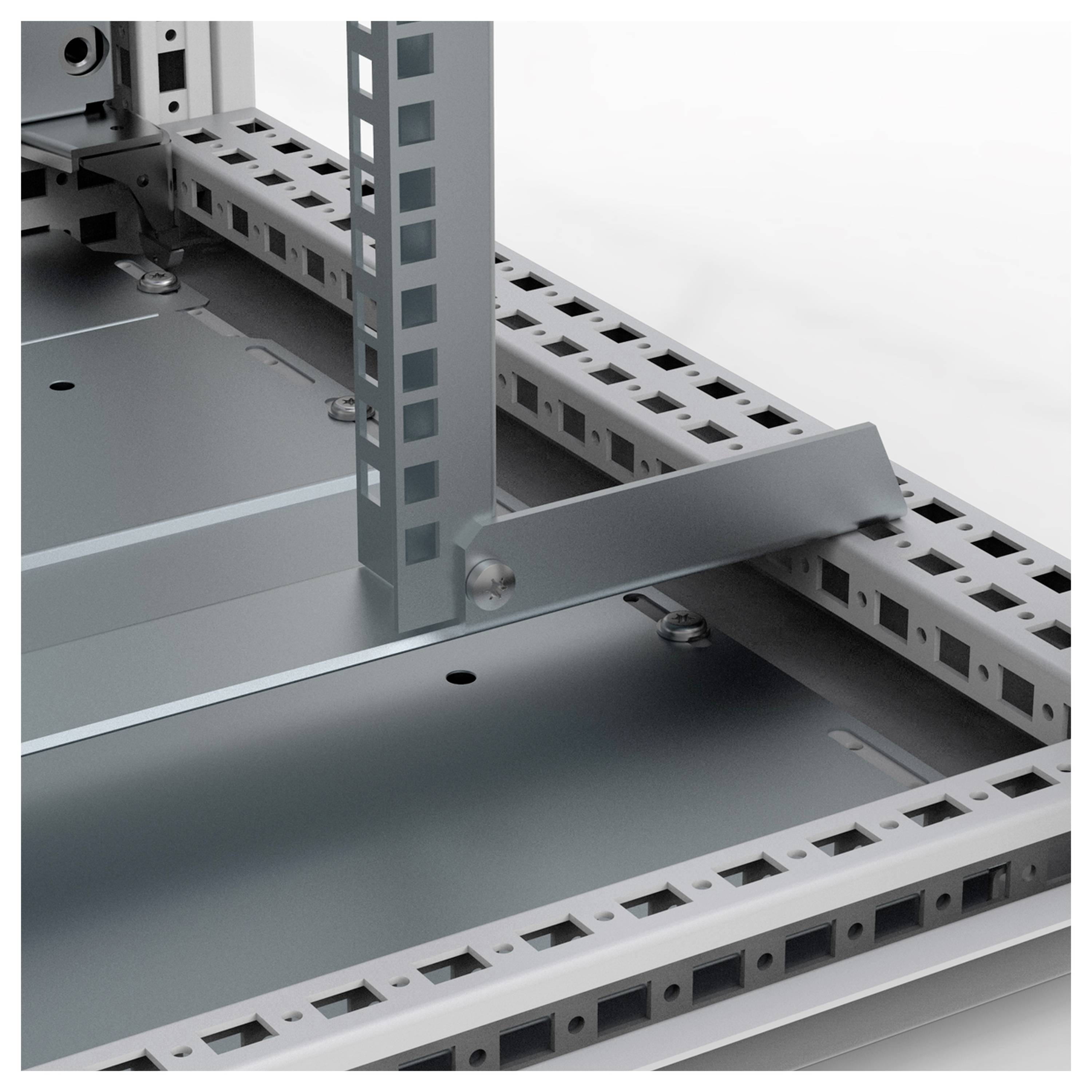 Metallgerüst eines Serverracks mit Querstreben und einer strukturierten Basis, zeigt Konstruktionsdetails für technisches Equipment.