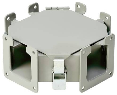 Eine graue Metallbox mit sechseckiger Form, umgeben von mehreren Befestigungslaschen und einem zentralen Verschlussriegel.