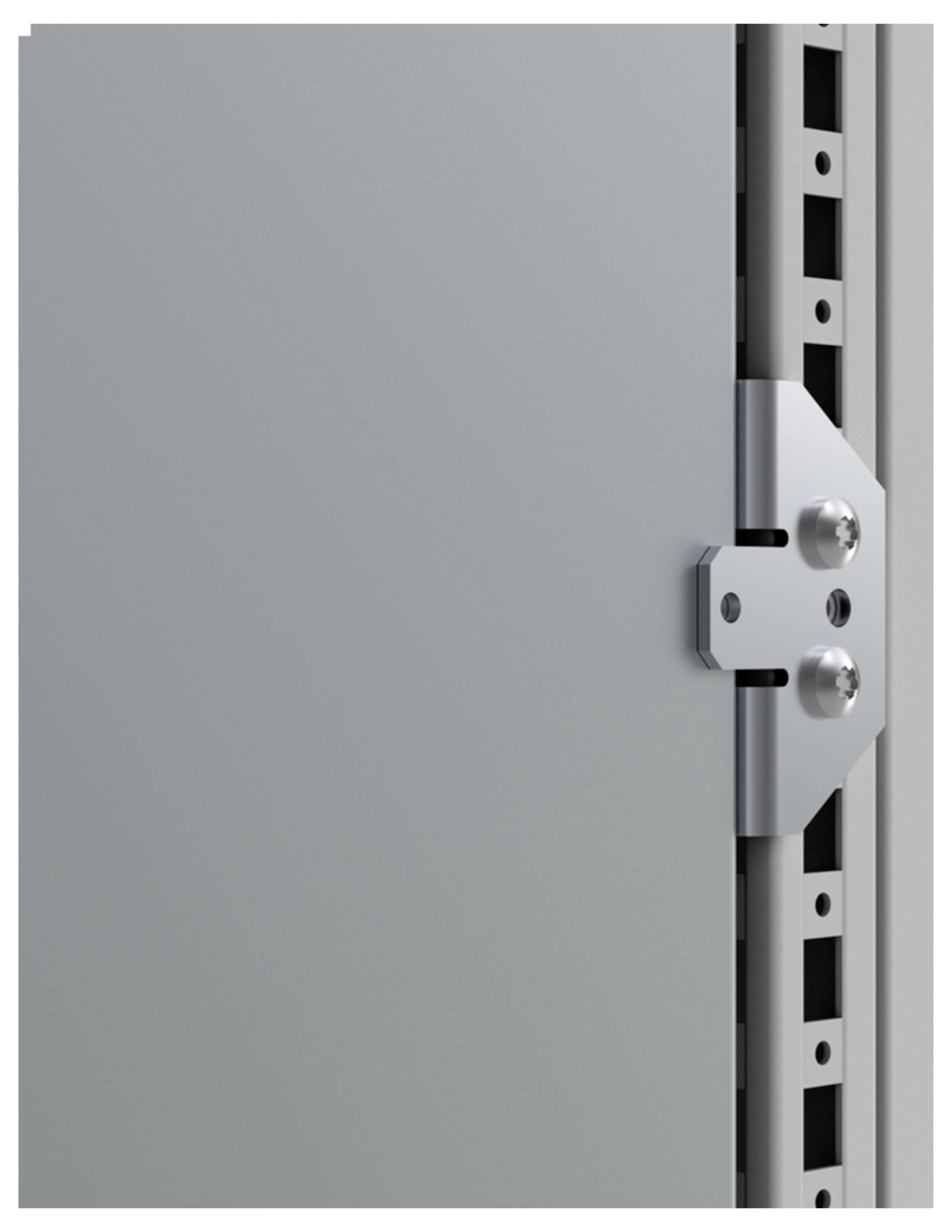 Eine graue, industrielle Metalltür mit sichtbaren Scharnieren an einem Türrahmen. Die Tür ist teilweise geöffnet.