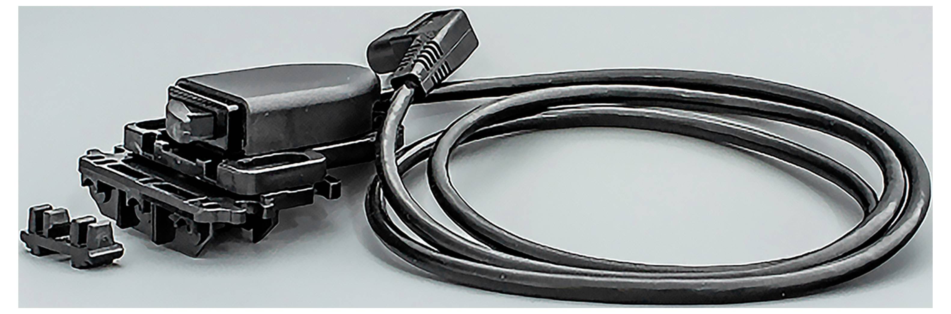 Schwarzer elektrischer Schalter mit Kabel und drei zusätzlichen Steckverbindern, auf hellgrauem Hintergrund liegend.