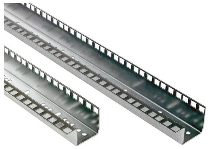 Abgebildet sind zwei unterschiedlich große, perforierte Kabelkanäle aus Metall, die zur ordentlichen Kabelführung genutzt werden.