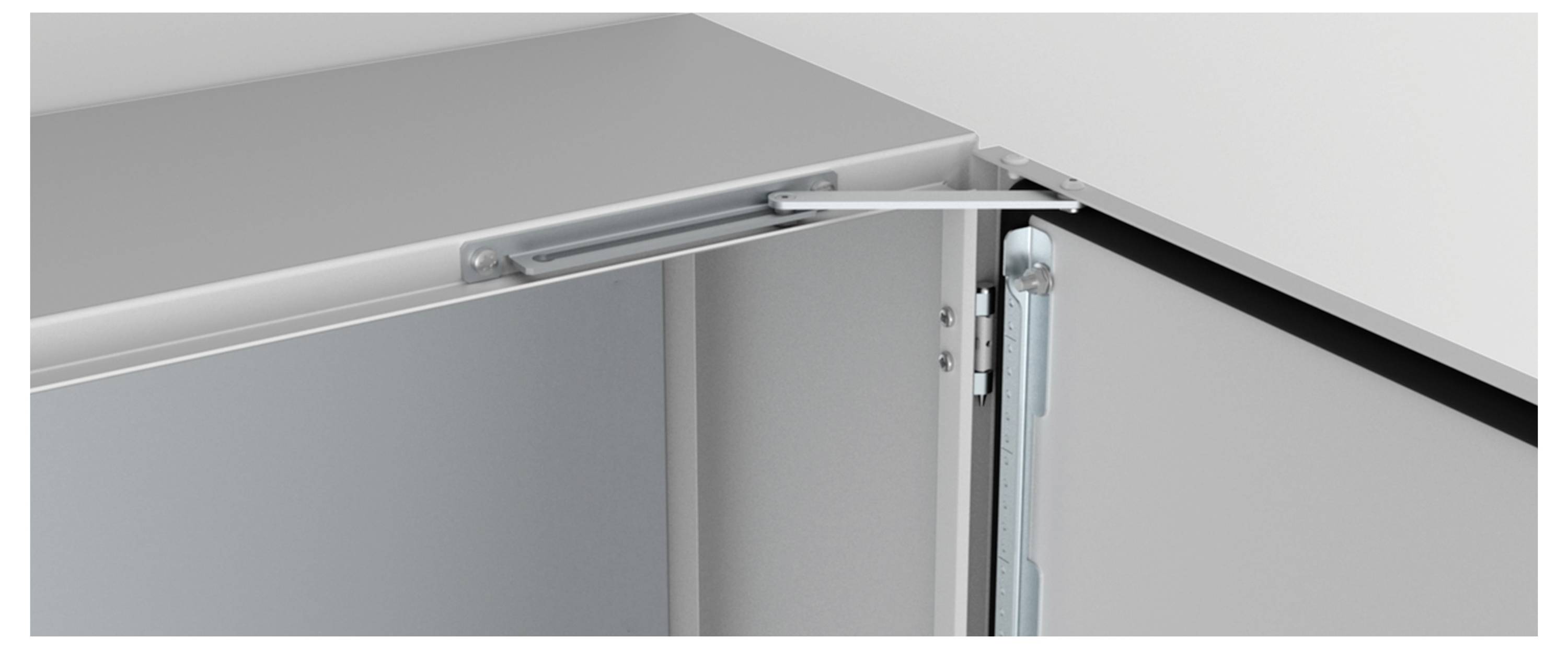 Ein Schrank mit einer geöffneten Tür, die durch ein Scharnier stabilisiert wird, das die Tür in geöffneter Position hält.