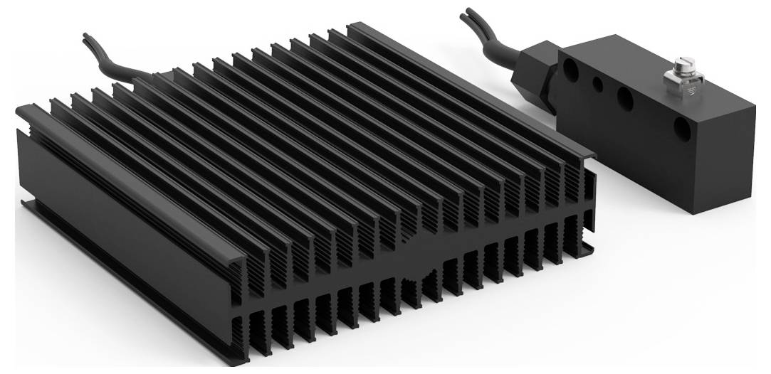 Ein schwarzer Kühlkörper aus Metall mit Kühlrippen und elektrischem Anschlusskabel. Dient zur Wärmeabfuhr von elektronischen Komponenten.