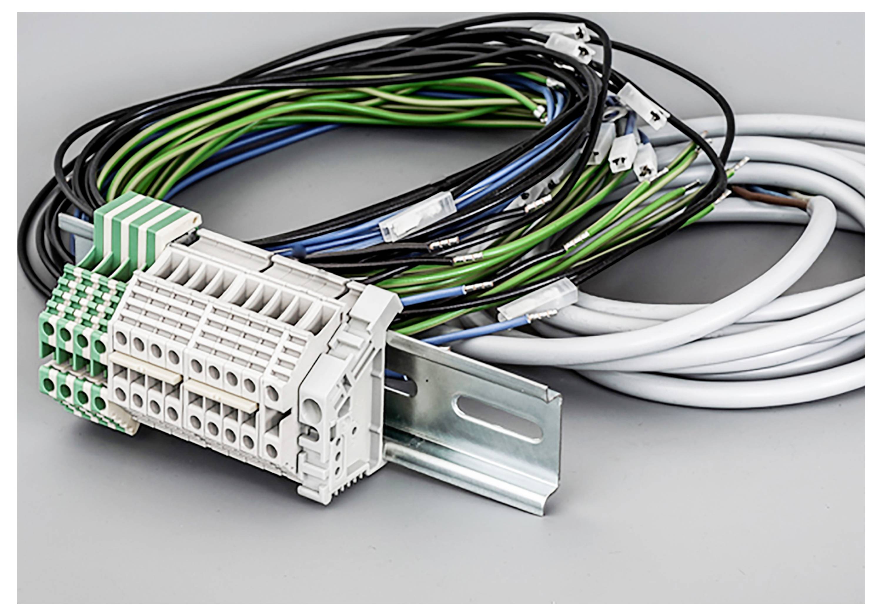 Ein Kabelbaum mit verschiedenen farbigen Drähten ist zu sehen, verbunden mit einem Terminalblock auf einer Metallhalterung.