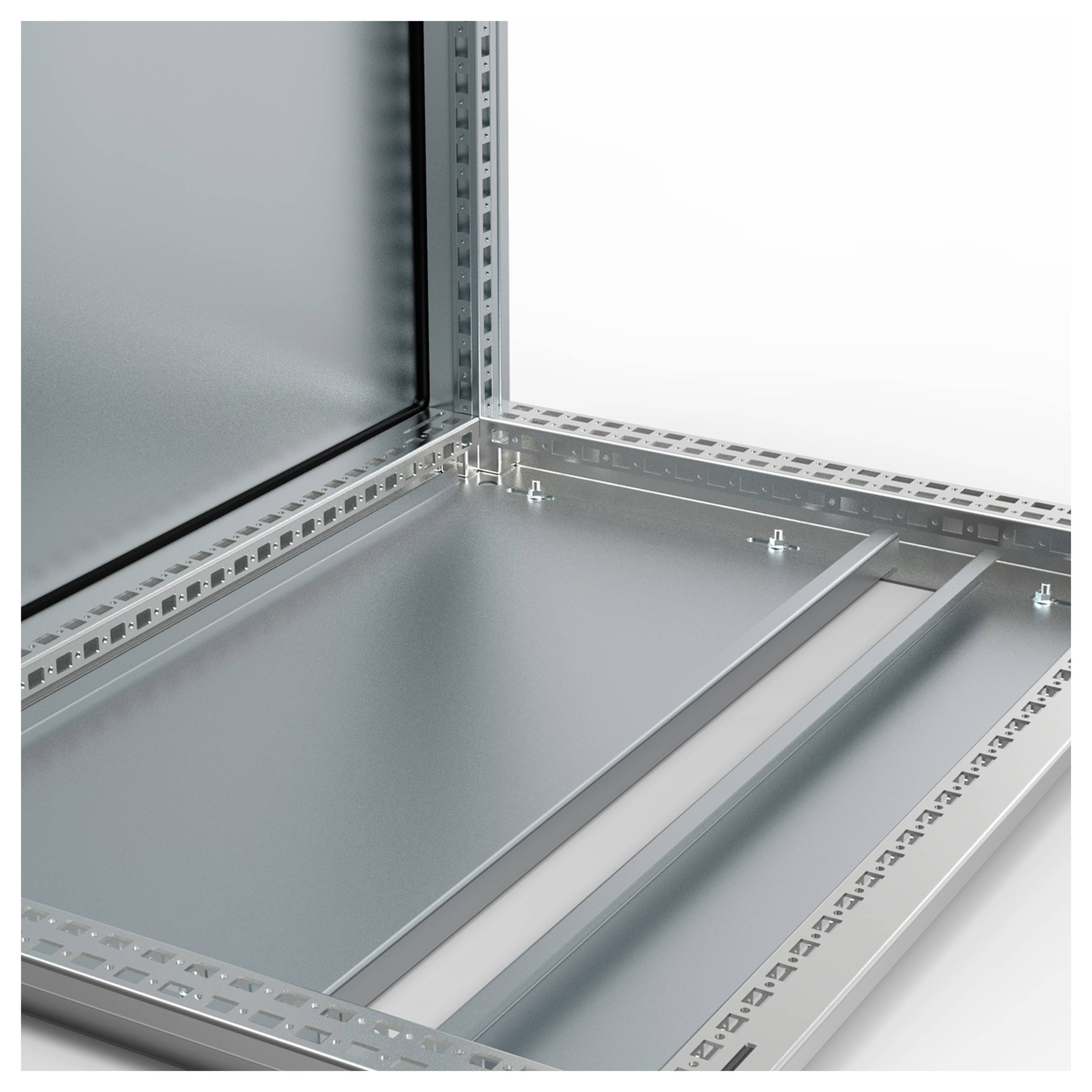 Eine Ecke eines metallischen Schaltschranks mit sichtbaren Bohrungen an der Kante und einer glänzenden, glatten Innenfläche.