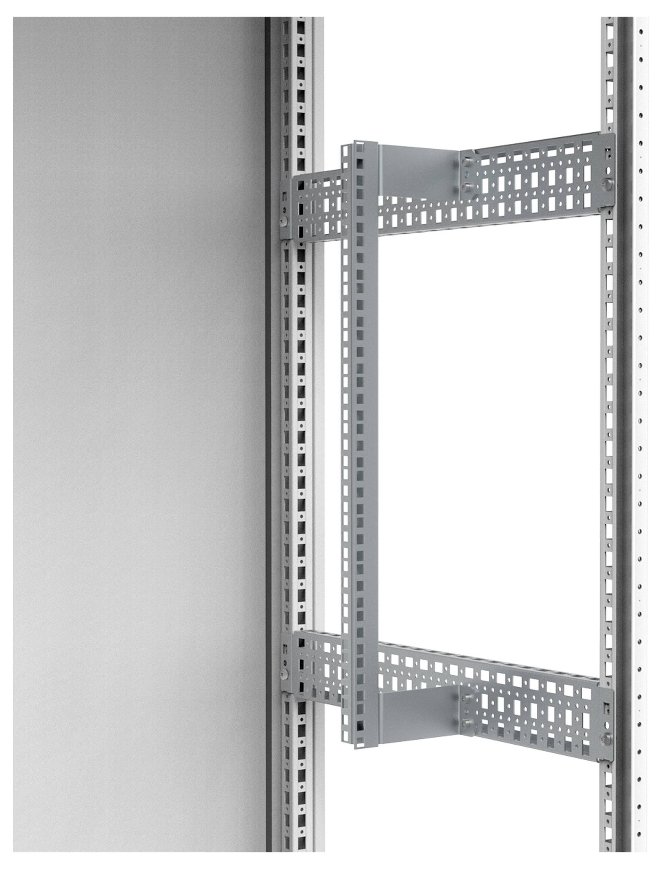 Metallschrank mit Gittergestell eingebaut an der Rückwand; strukturiert und robust, geeignet für industrielle Anwendungen.