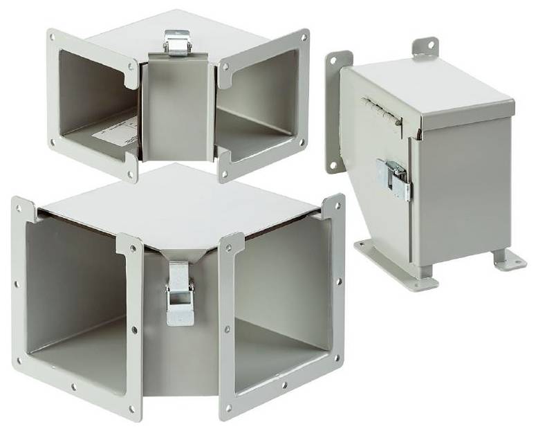 Drei graue Metallgehäuse mit Klappverschlüssen, geeignet für industrielle Anwendungen oder Elektrotechnik.