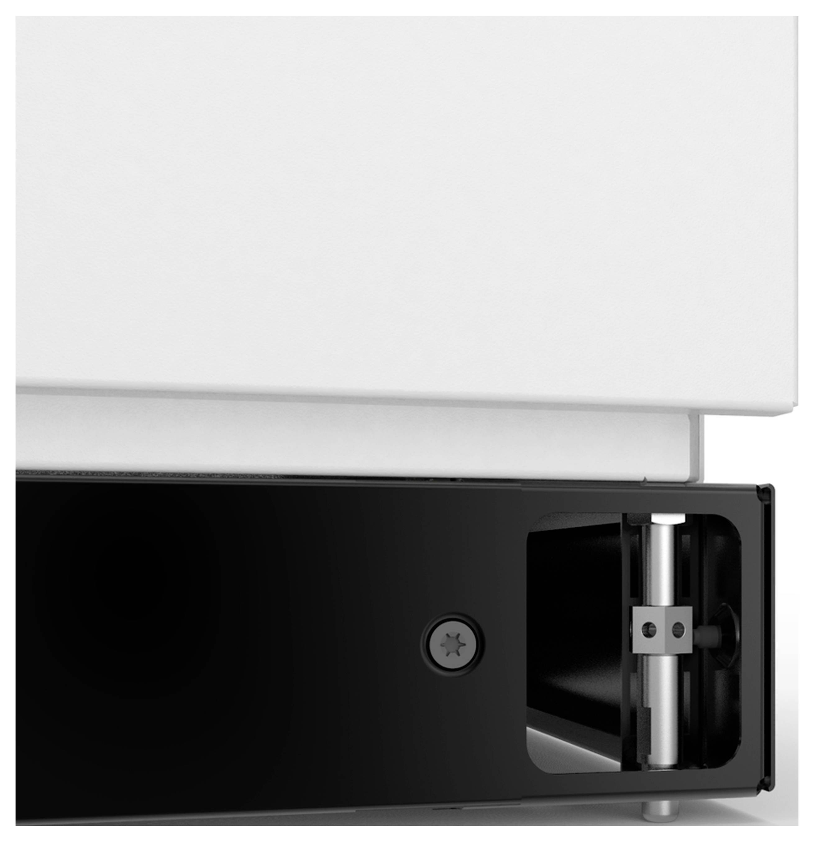 Ein Nahaufnahmebild eines schwarzen Scharniers, das an einer weißen Platte befestigt ist, zeigt die mechanische Verbindung im Detail.