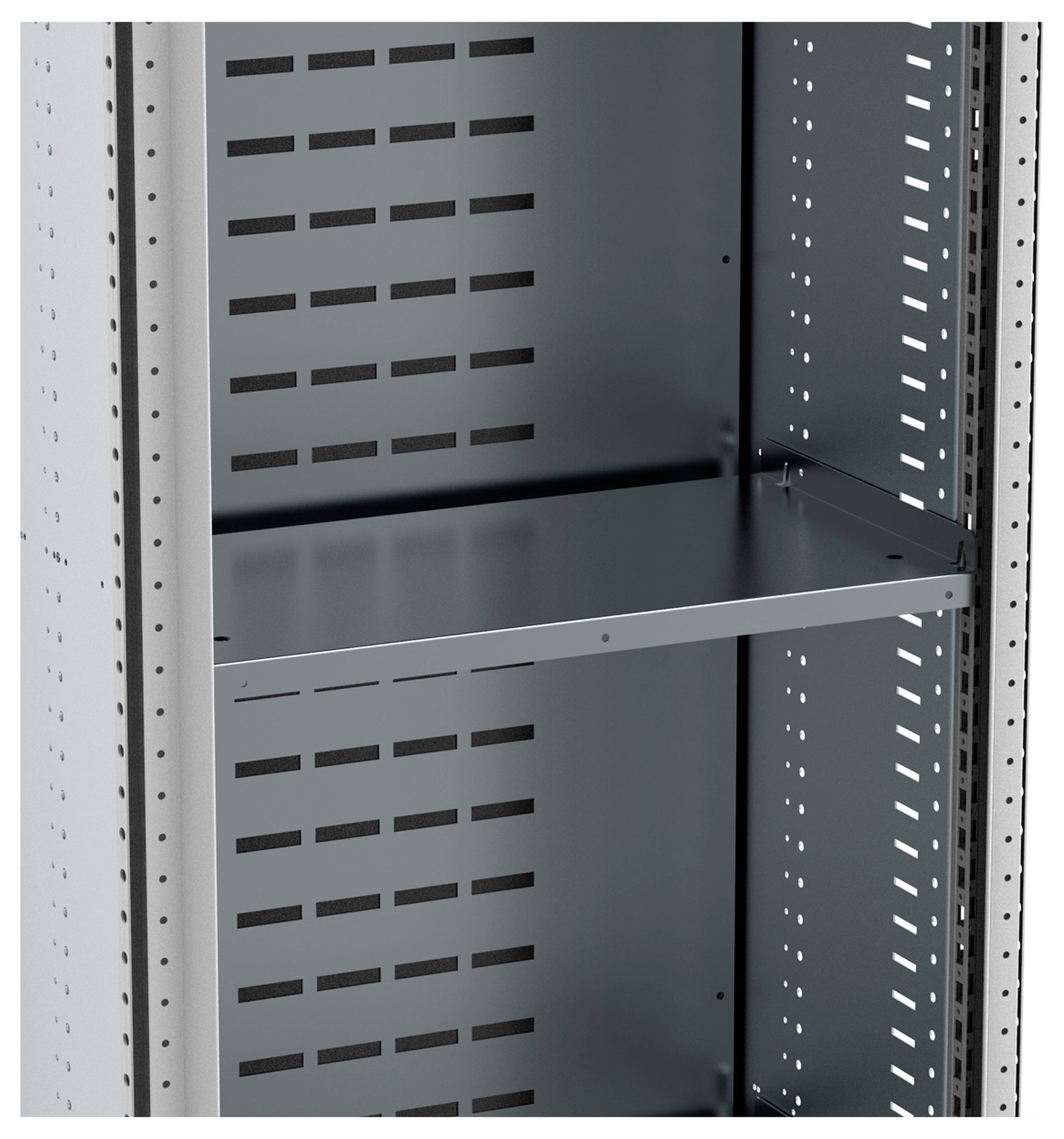 Metallschrank mit perforierten Seitenwänden und Einlegeboden in der Mitte, geeignet zur Aufbewahrung von Werkzeugen oder Materialien.