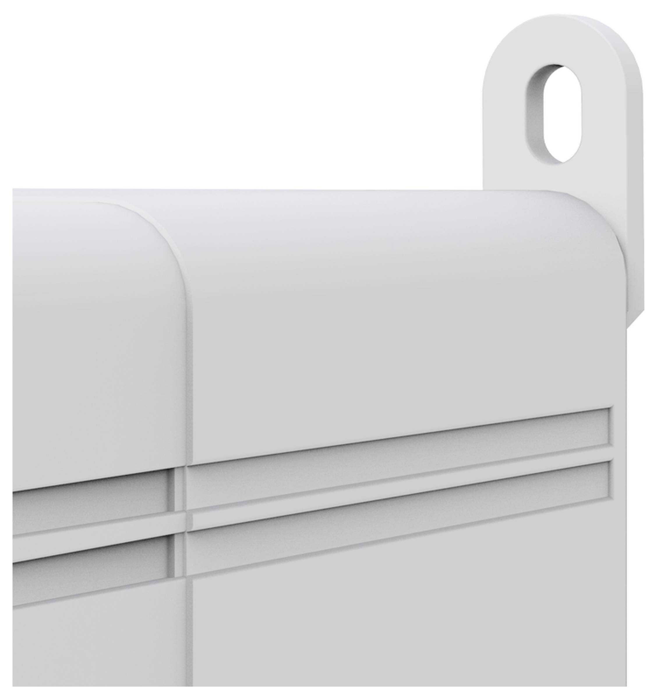 Ein minimalistischer Metallhaken zeigt nach oben von einem quadratischen Gegenstand aus hellem Material.